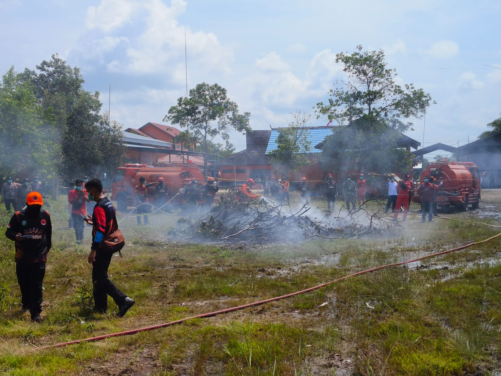 <p>Petugas saat melakukan simulasi penanganan karhutla dalam rangka meningkatkan kesiapsiagaan personel yang digelar di halaman BPBD Kotim, Rabu (6/8/2025). (Foto: Apri) </p>