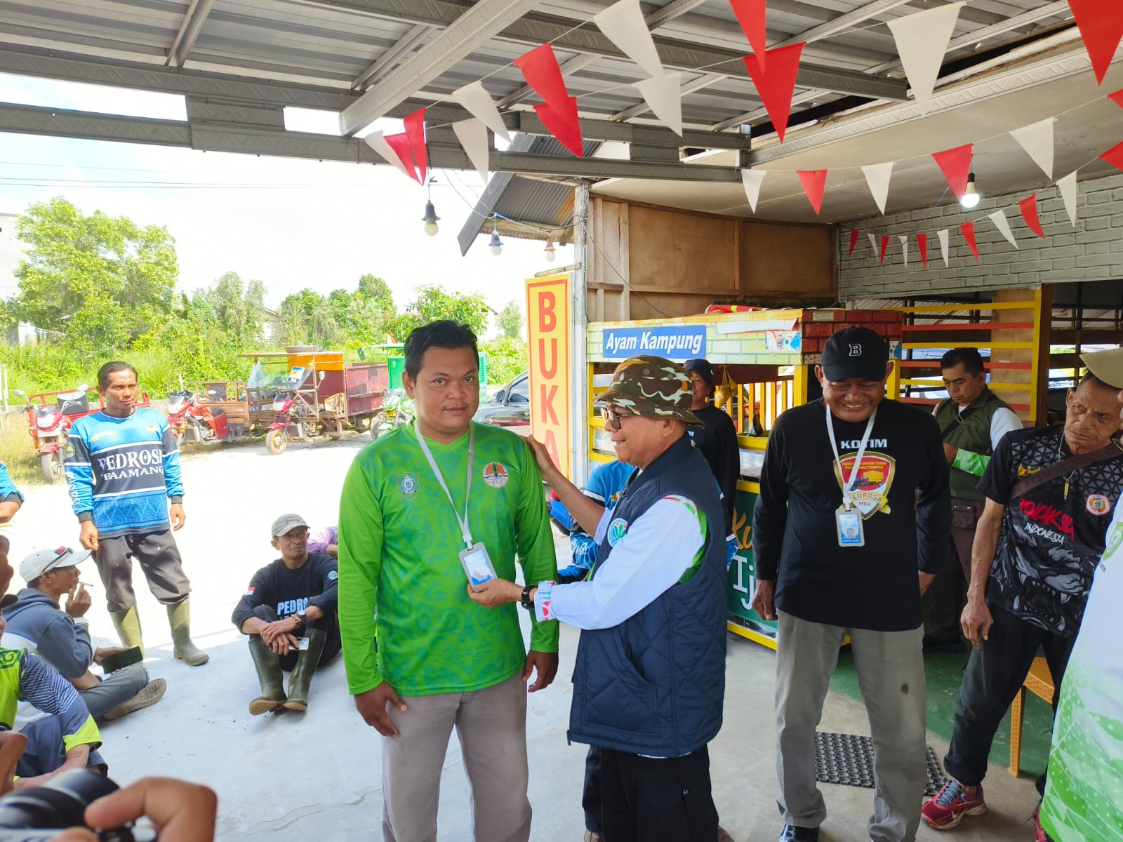 <p>Kepala DLH Kotim, Marjuki saat menyerahkan Id Card kepada anggota Pedrosa, Jumat (8/8/2025). (Foto: Apri) </p>