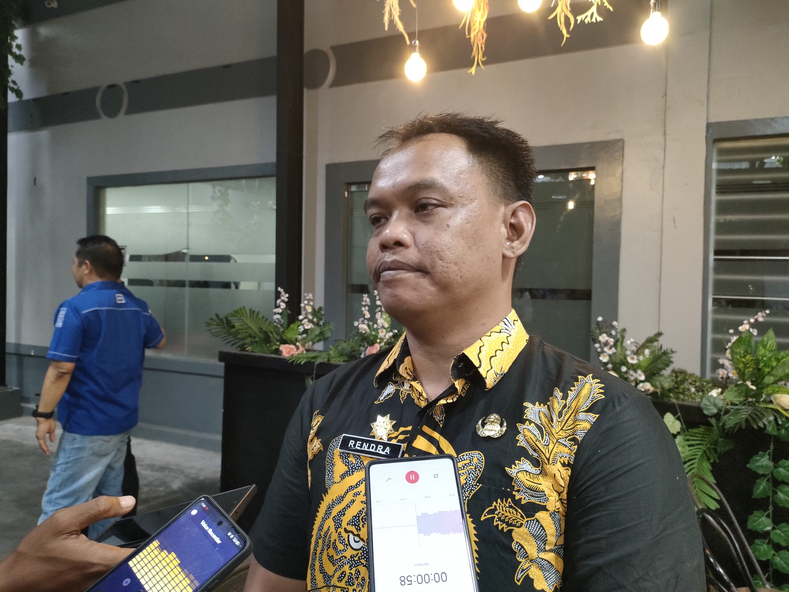 <p>Kepala Bidang Politik Dalam Negeri (Poldagri) Kesbangpol Kotim, Rendra saat diwawancarai. (Foto: Apri) </p>