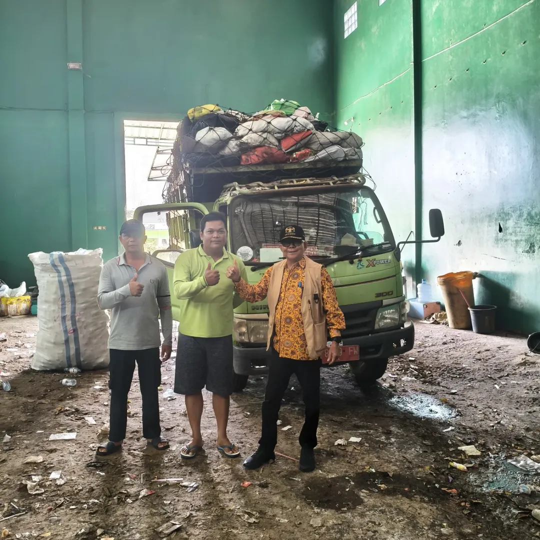 <p>Kepala DLH Kotim, Marjuki saat berfoto dengan petugas yang ada di salah satu depo sampah. (Foto: Ist) </p>