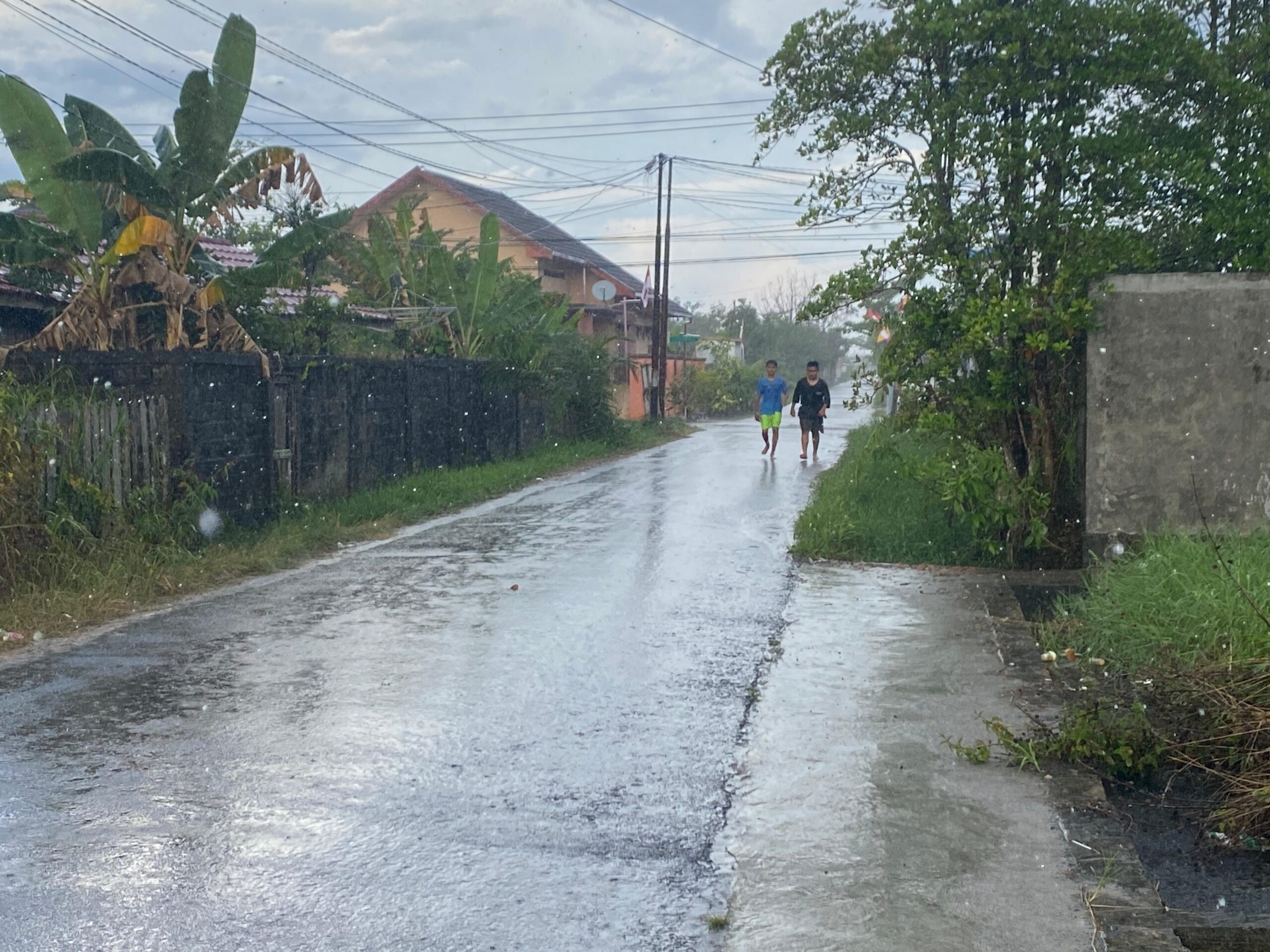 <p>Nampak hujan saat mengguyur Kota Sampit, pada Minggu (10/8/2025) sore. (Foto: Apri) </p>