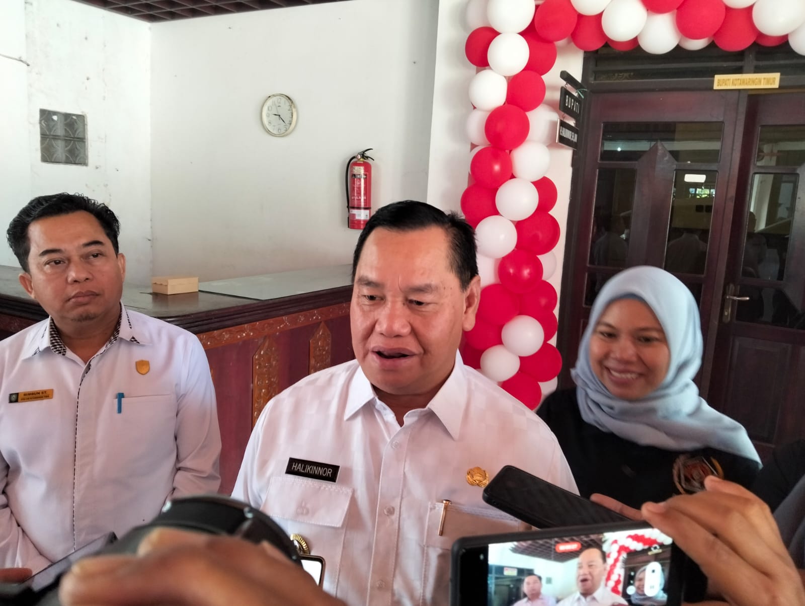 <p>Bupati Kotim, Irawati saat diwawancarai. (Foto: Apri) </p>