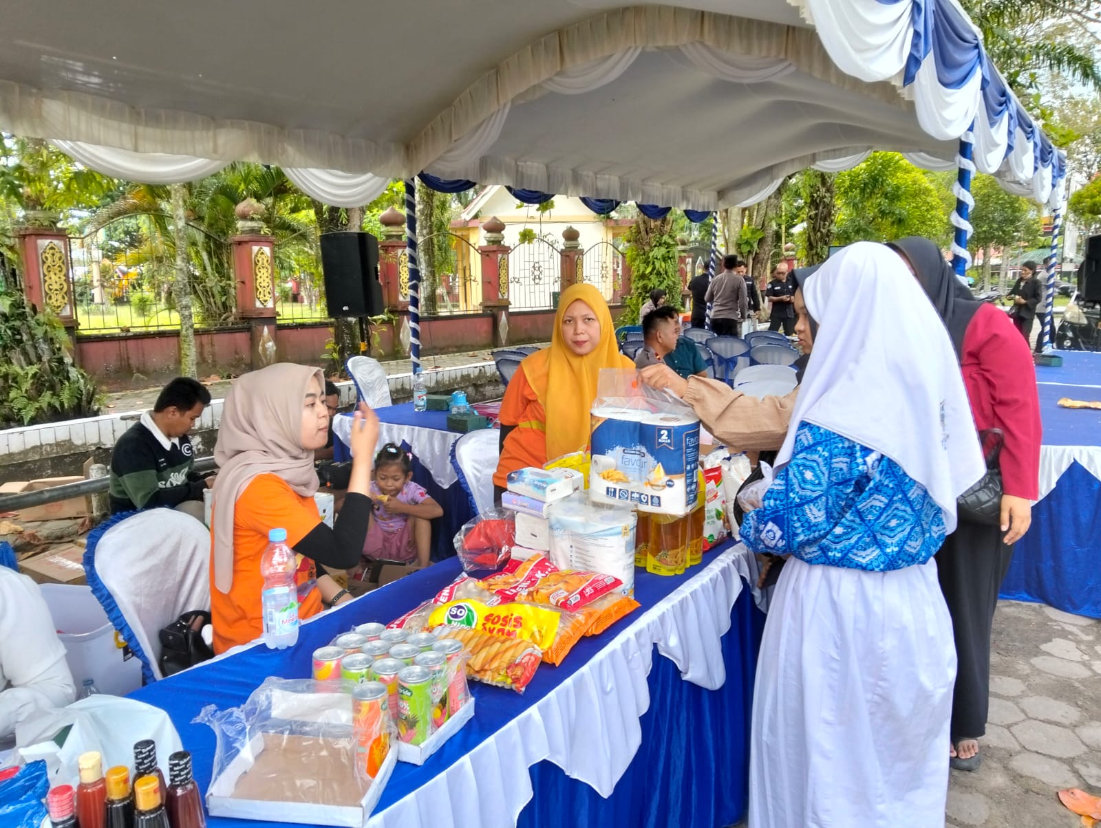 <p>Masyarakat saat berbelanja pada kegiatan Gerakan pangan murah dari Polres Kotim yang bekerjasama dengan Perum Bulog, di Taman Kota Sampit, Kamis (14/5/2025). (Foto: Apri) </p>