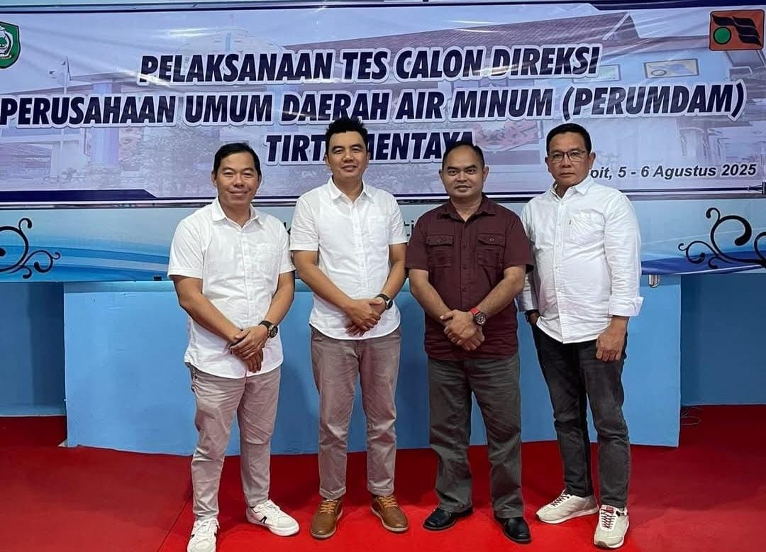 <p>Empat calon Direktur Perumdam Tirta Mentaya Kotim saat foto bersama. (Foto: Ist) </p>