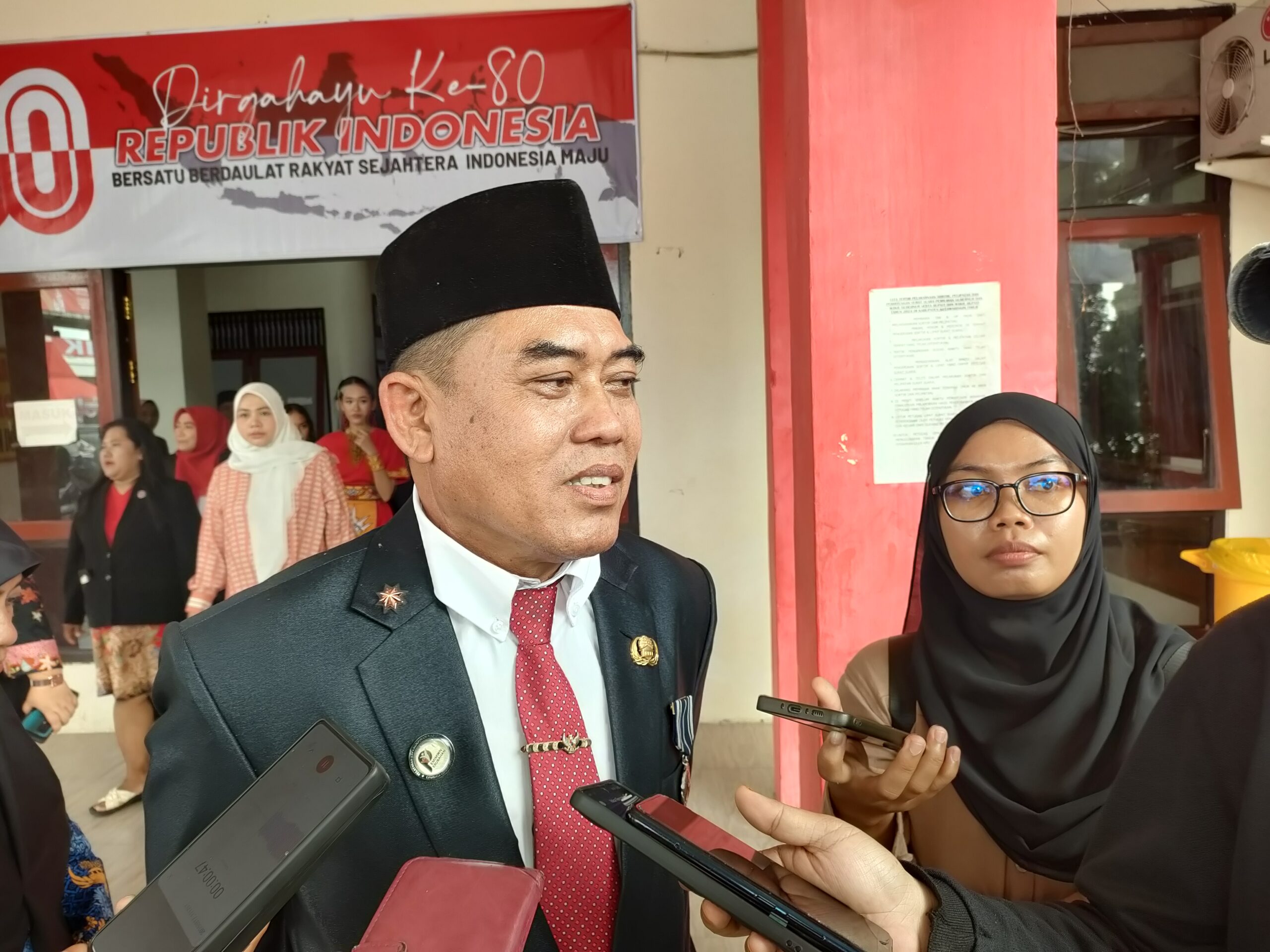 <p>Kepala Disdik Kotim, Muhammar Irfansyah saat diwawancarai. (Foto: Apri)</p>