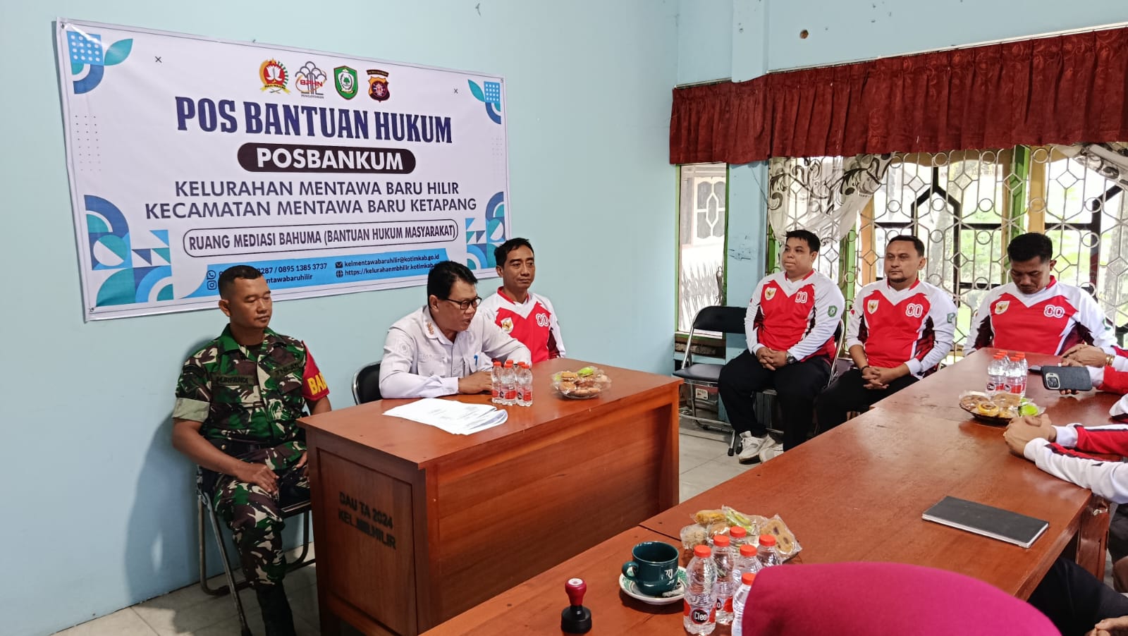 <p>Camat MB Ketapang, Irpansyah saat membentukan Posbakum di Kelurahan Mentawa Baru Hilir. (Foto: Ist)</p>