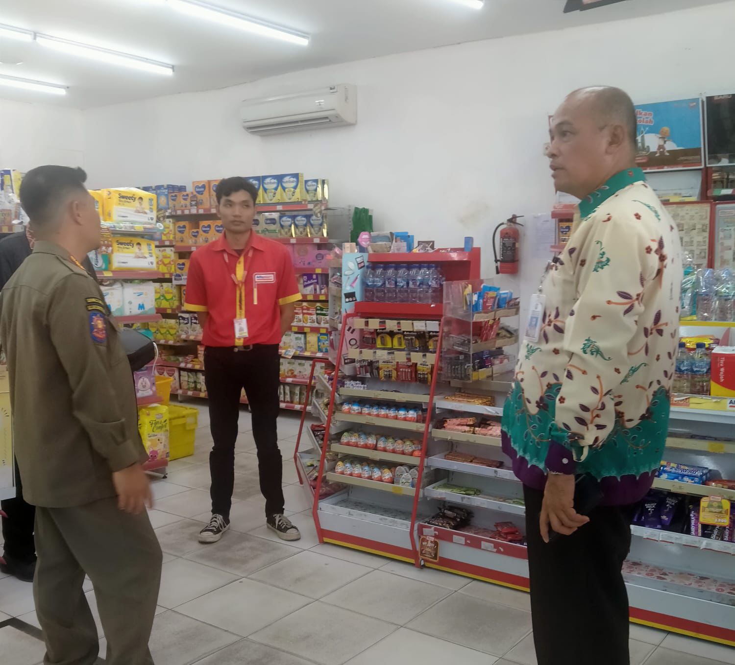 <p>Petugas gabungan saat memeriksa salah satu ritel modern di Kotim. (Foto: DPMPTSP)</p>