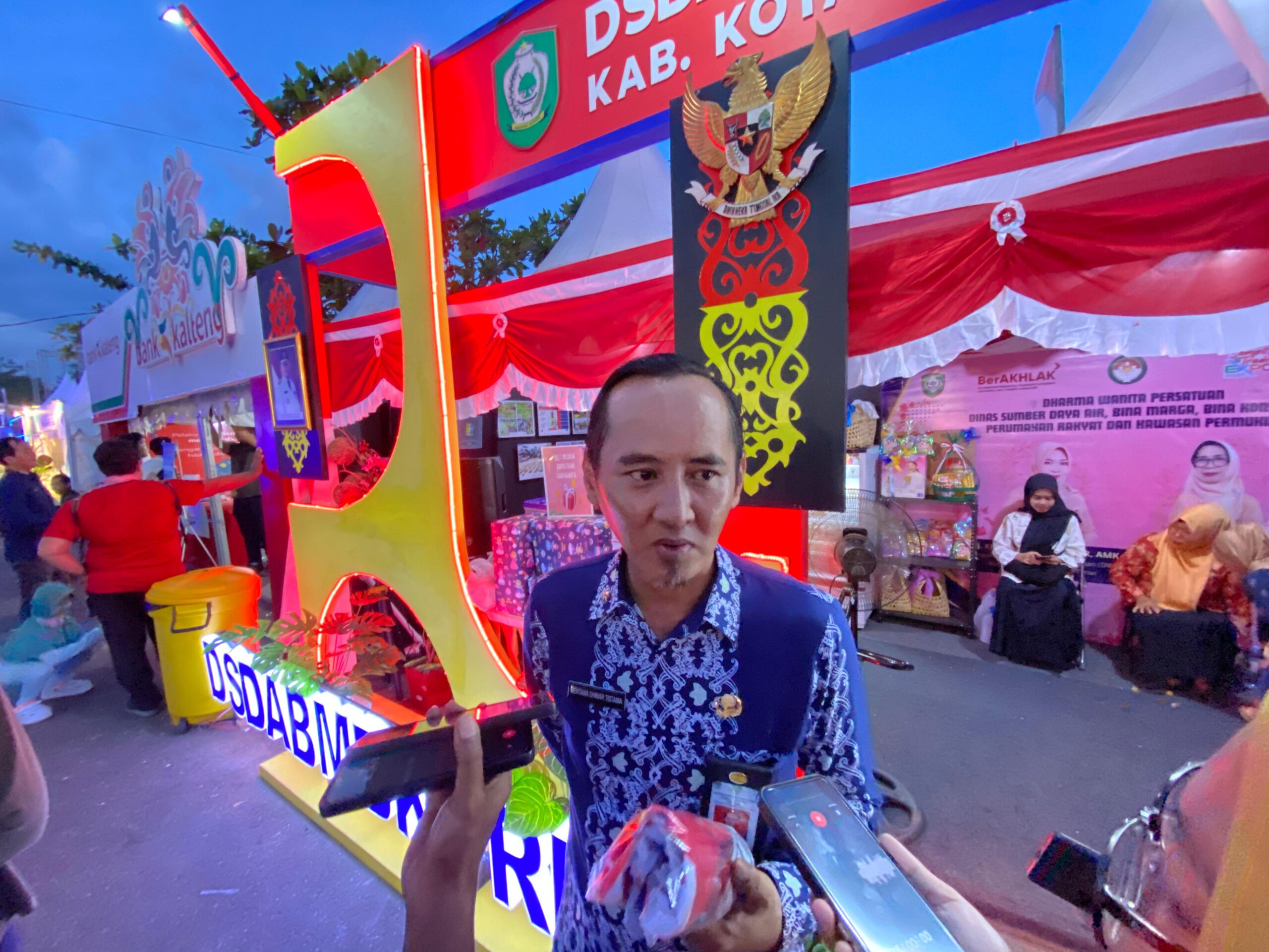 <p>Kepala Dinas SDABMBKPRKP Kotim, Mentana Dhinar Tristama saat diwawancarai. (Foto: Apri) </p>