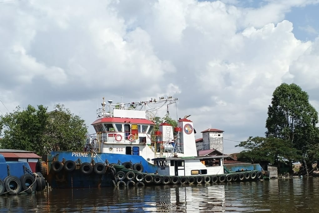 <p>TB Prime 12 saat bersandar di lanting milik warga Desa Menjalin, Kecamatan Parenggean, Kabupaten Kotim. (Foto: Warga) </p>