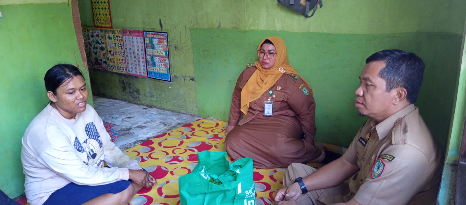 <p>Wabup Kotim, Irawati bersama Kabid Dinsos saat menyambangi keluarga yang diduga kelaparan, Selasa (26/8/2025). (Foto: Dinsos) </p>