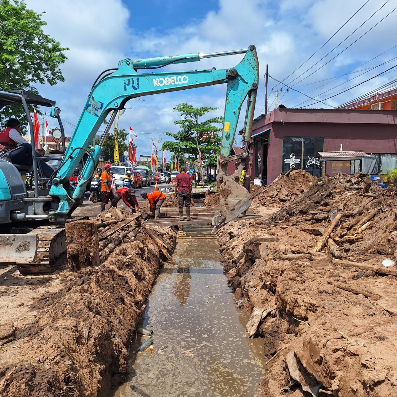 <p>Excavator mini saat dikerahkan untuk membongkar material tanah dan semen yang menutup drainase, di Jalan Tjilik Riwut tepatnya di depan Hotel Wella, pada Jumat (29/8/2025). (Foto: Ist) </p>