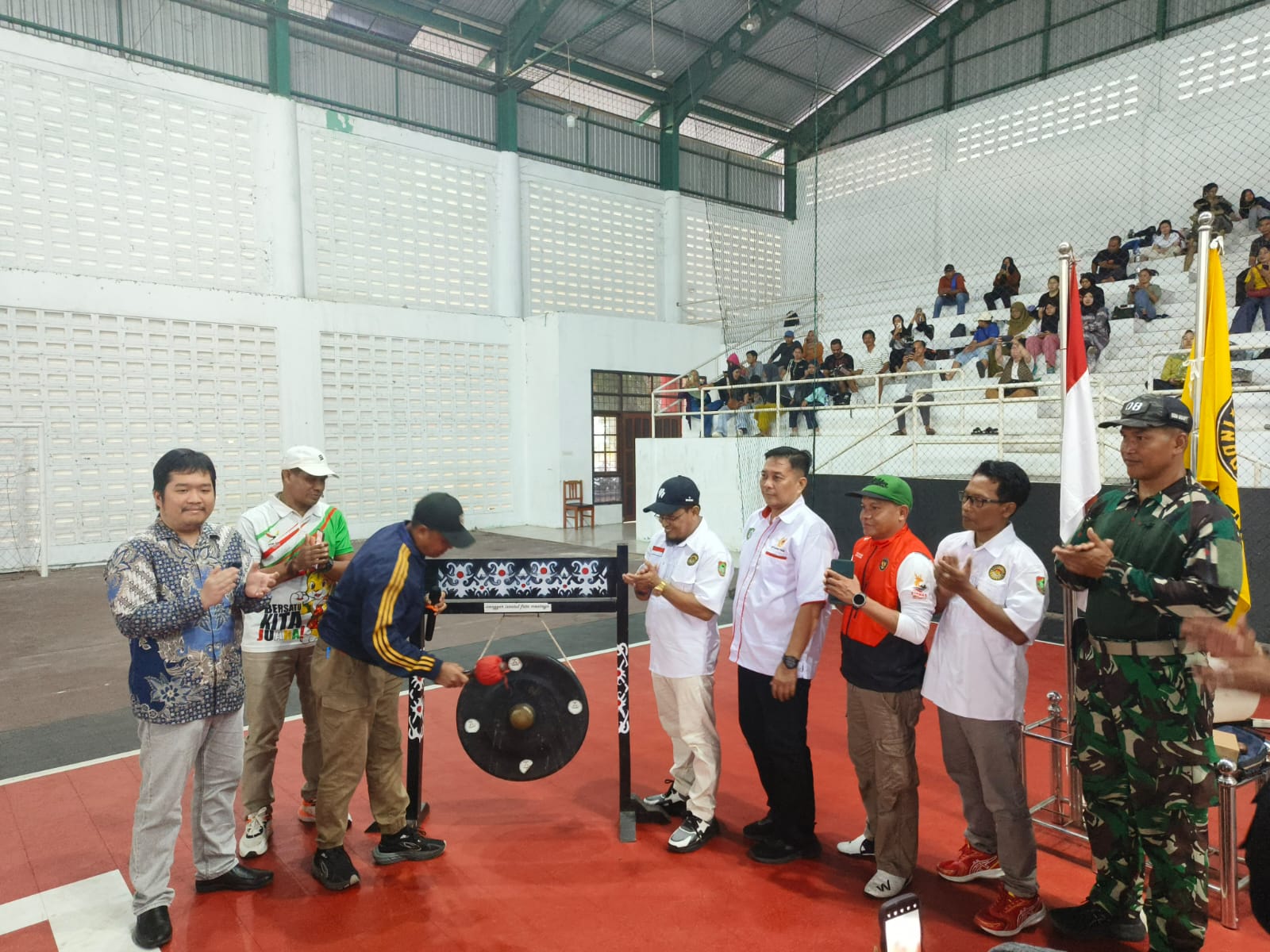 <p>Kadispora Kotim, Wiyono saat memukul gong simbolisasi dibuka secara resmi Kejuaraan Rektor UNDA Cup II Taekwondo Championship, di Futsal Indoor Stadion 29 November, Jumat (29/8/2025). (Foto: Apri) </p>