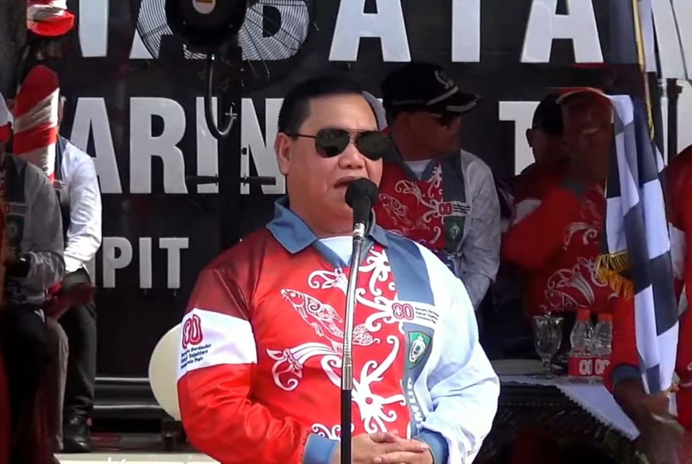 <p>Bupati Kotim Halikinnor saat menyampaikan sambutan pada pawai pembangunan peringatan HUT ke-80 RI, Sabtu (30/8/2025). (Foto: Apri)</p>