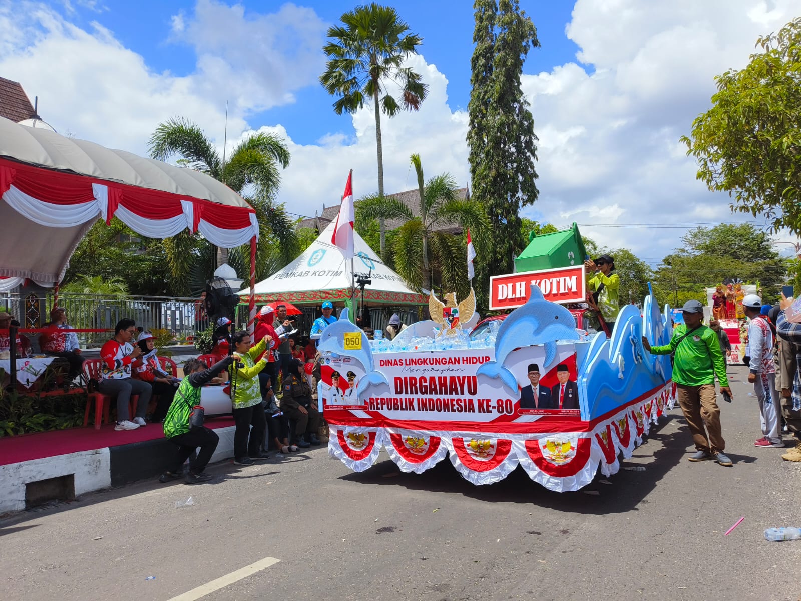 <p>Mobil hias DLH Kotim saat mengikuti Pawai Pawai pembangunan dalam rangka HUT ke-80 Republik Indonesia, Sabtu (30/8/2025). (Foto: Apri) </p>