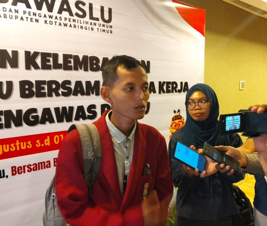 <p>Panca, salah satu mahasiswa yang tergabung dalam Aliansi Kesatuan Rakyat Sipil (KERAS) saat diwawancarai, Minggu (31/8/2025). (Foto: Apri) </p>