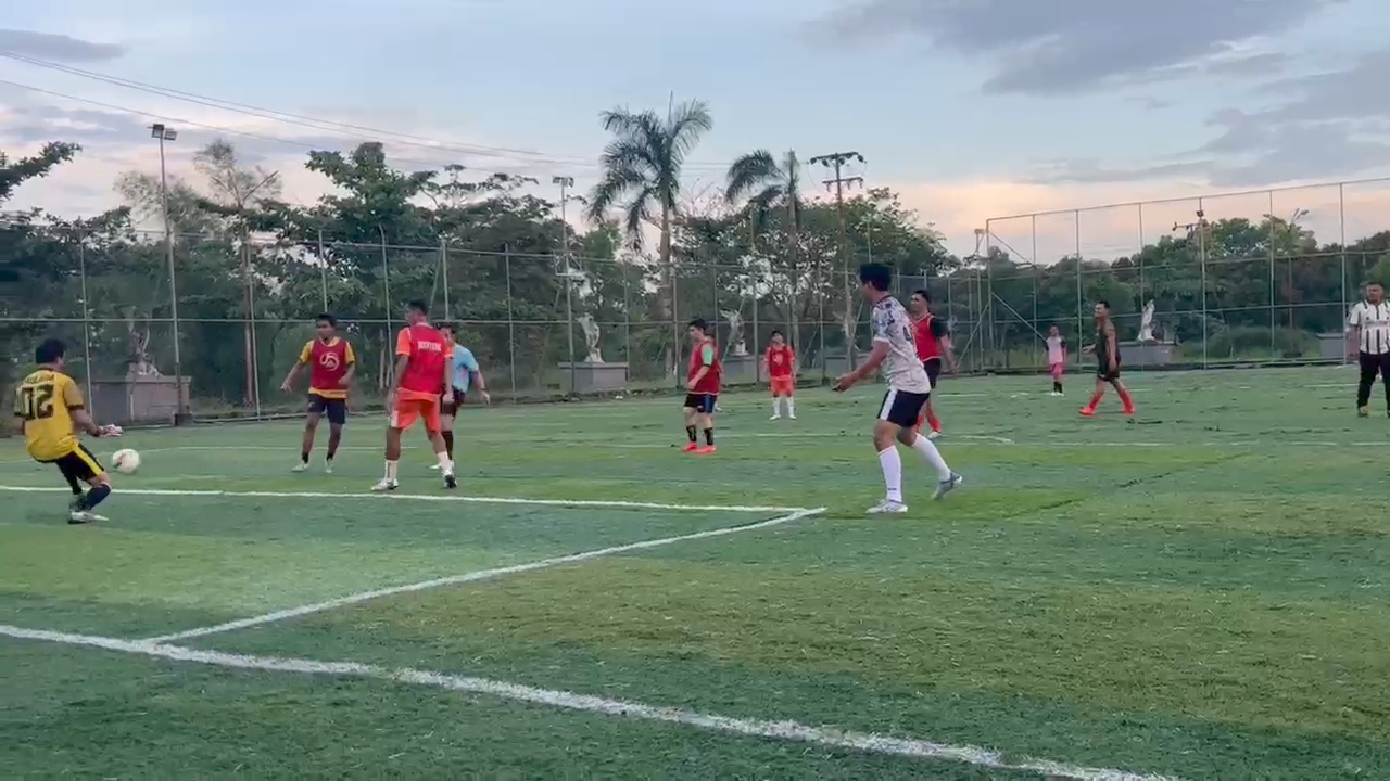 <p>Anggota Polres Kotim saat melakukan latihan Mini soccer untuk meningkatkan tali persaudaraan dan menjaga fisik pada Kamis (14/8/2025) sore. (Foto: Agus)</p>