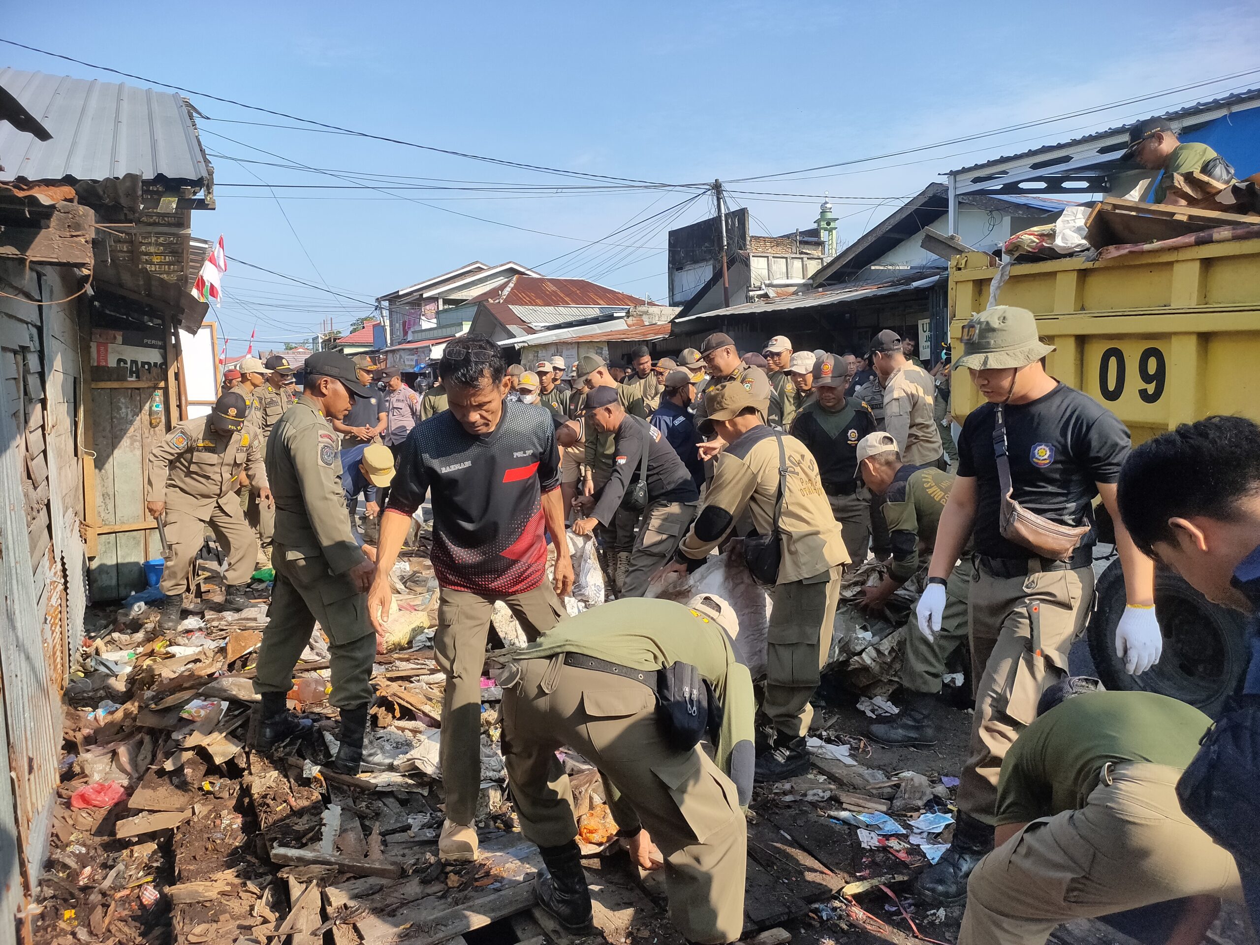 <p>Petugas membersihkan sisa puing bangunan yang tidak terpakai, Selasa (5/8/2025). (Foto : Andri)</p>