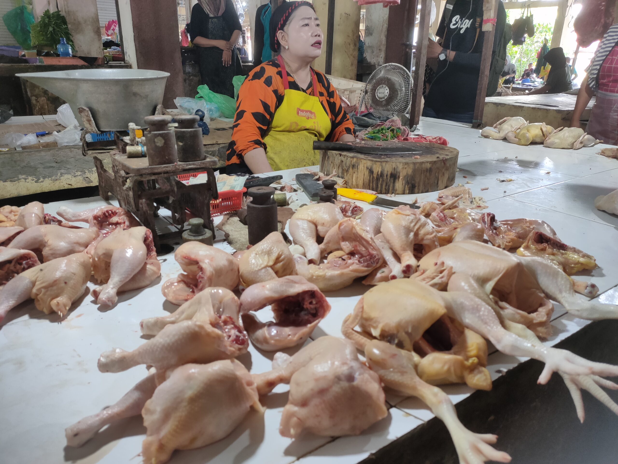 <p>Pedagang ayam di Pasar Keramat Sampit, Selasa (5/8/2025). (Foto : Andri)</p>