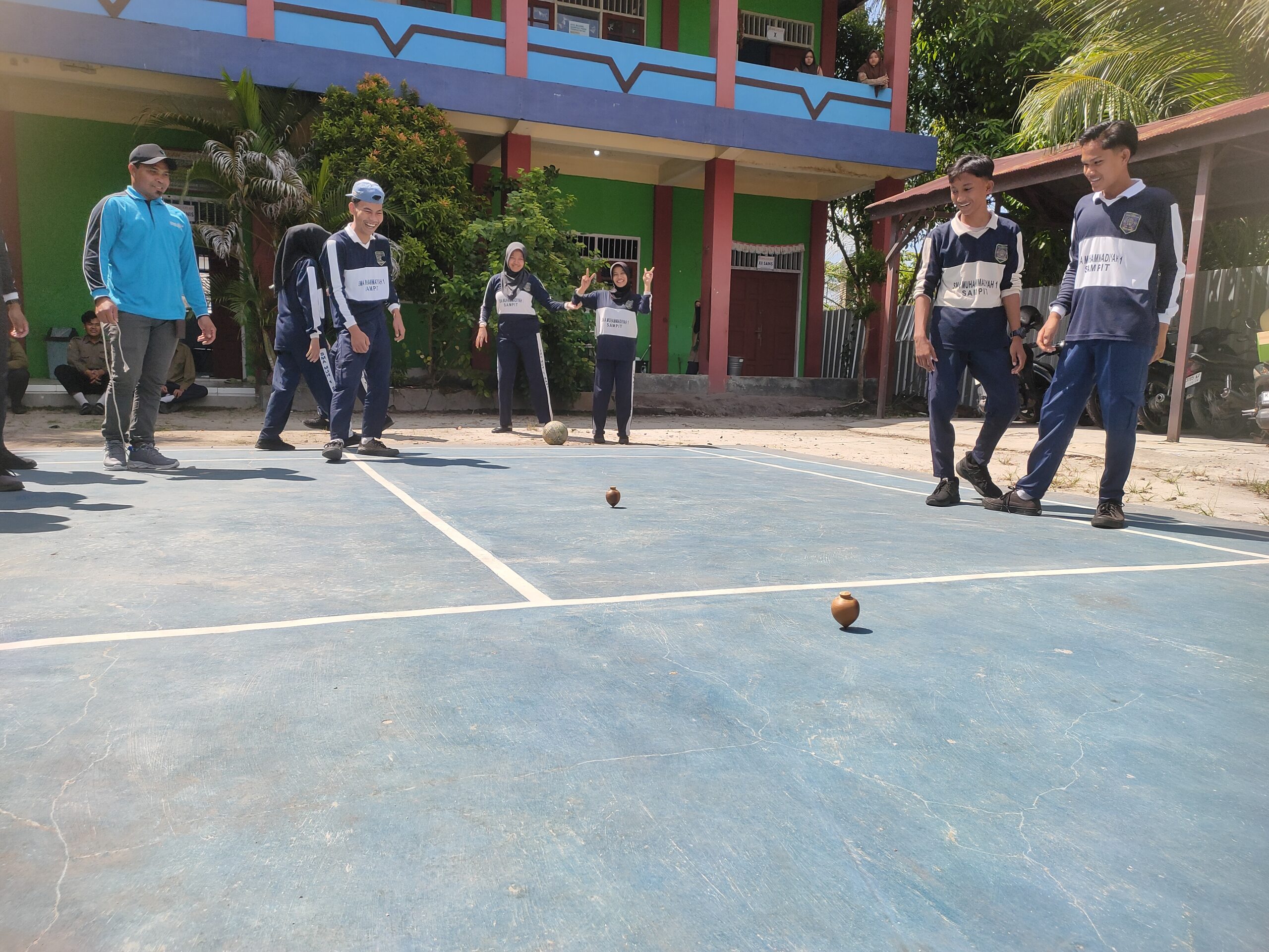 <p>Pelajar SMA Muhammadiyah Sampit antusias mengikuti lomba gasing sebagai bagian dari pelestarian budaya lokal, Kamis (7/8/2025). (Foto : Andri)</p>
