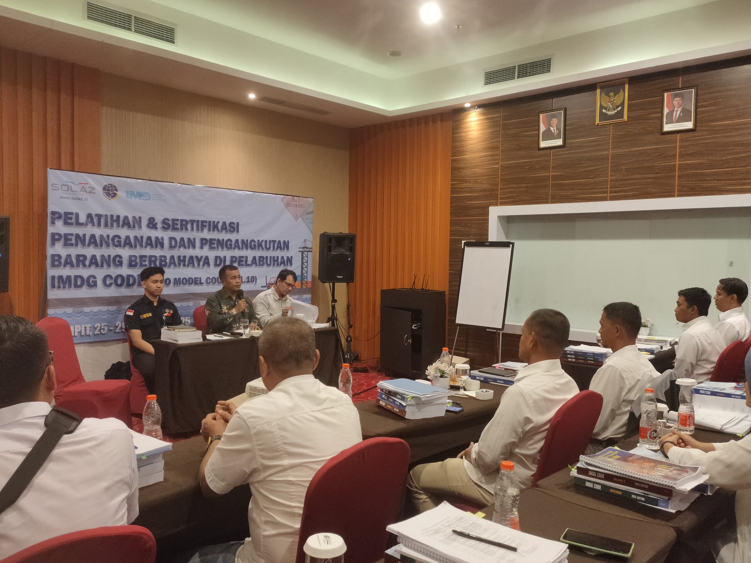 <p>Kepala KSOP Kelas III Sampit Hotman Siagian menyampaikan sambutan pada penutupan kegiatan pelatihan dan sertifikasi penanganan barang berbahaya, Jumat (29/8/2025). (Foto : Andri)</p>
