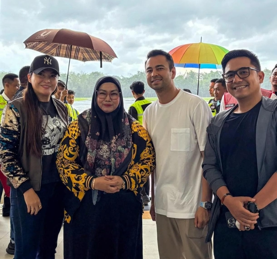 <p>Wakil Bupati Kotim Irawati, Kapolres Kotim, berfoto bersama Raffi Ahmad sesaat sebelum keberangkatannya kembali ke Jakarta, Minggu (3/8/2025). (Foto : Andri)</p>