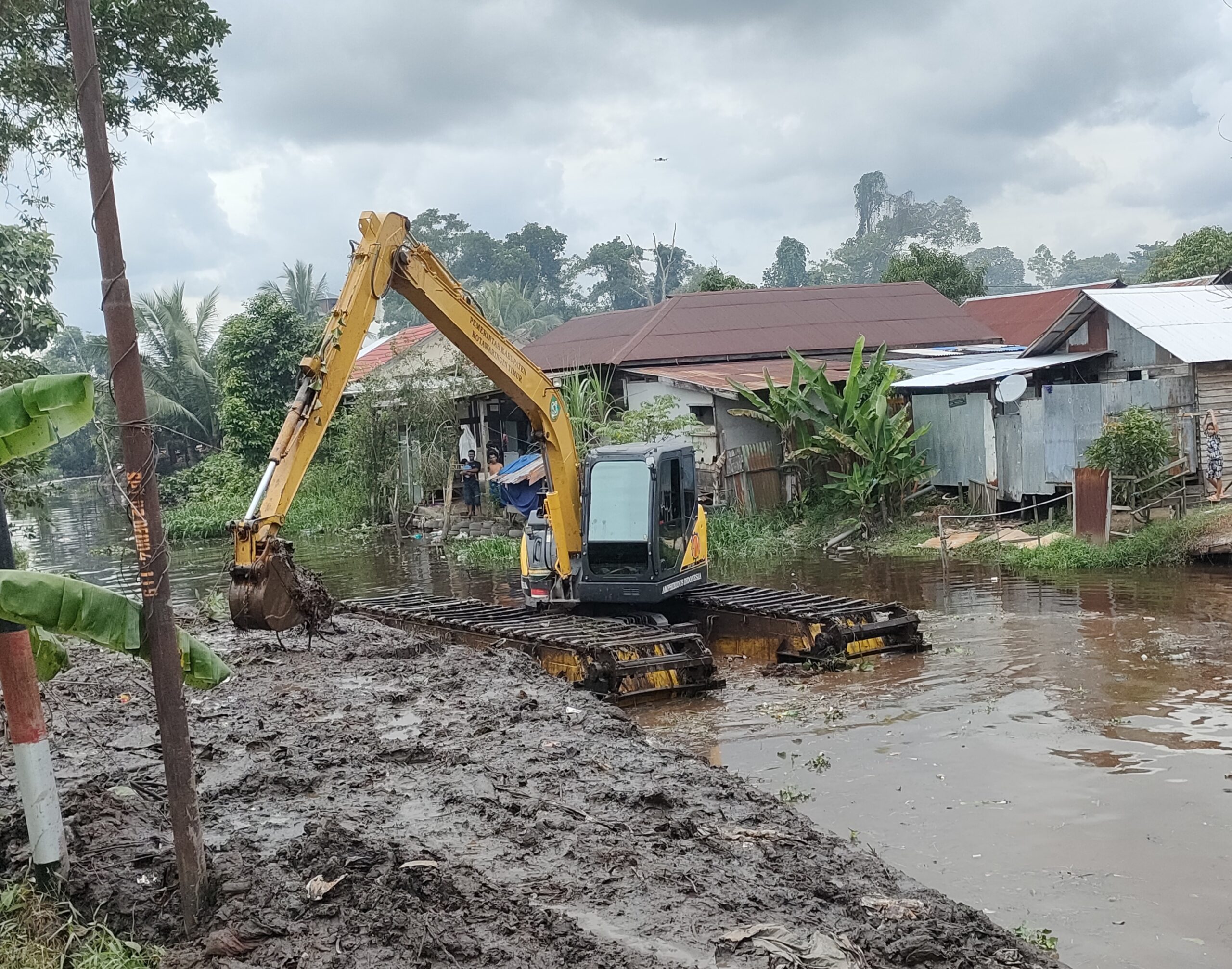 <p>Excavator amphibi milik Pemkab Kotim saat melakukan pengerukan anak sungai mentaya, beberapa waktu lalu. (Dok: Apri) </p>