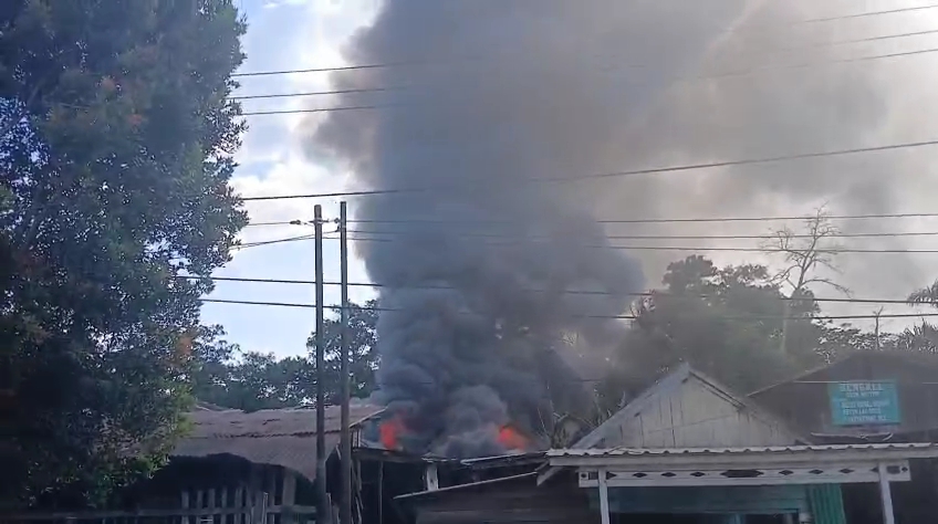 <p>Kondisi kebakaran yang menyebabkan bangunan diduga toko Mebel di Jalan Cilik Riwut, Kota Sampit terbakar. Kamis (7/8/2025) </p>