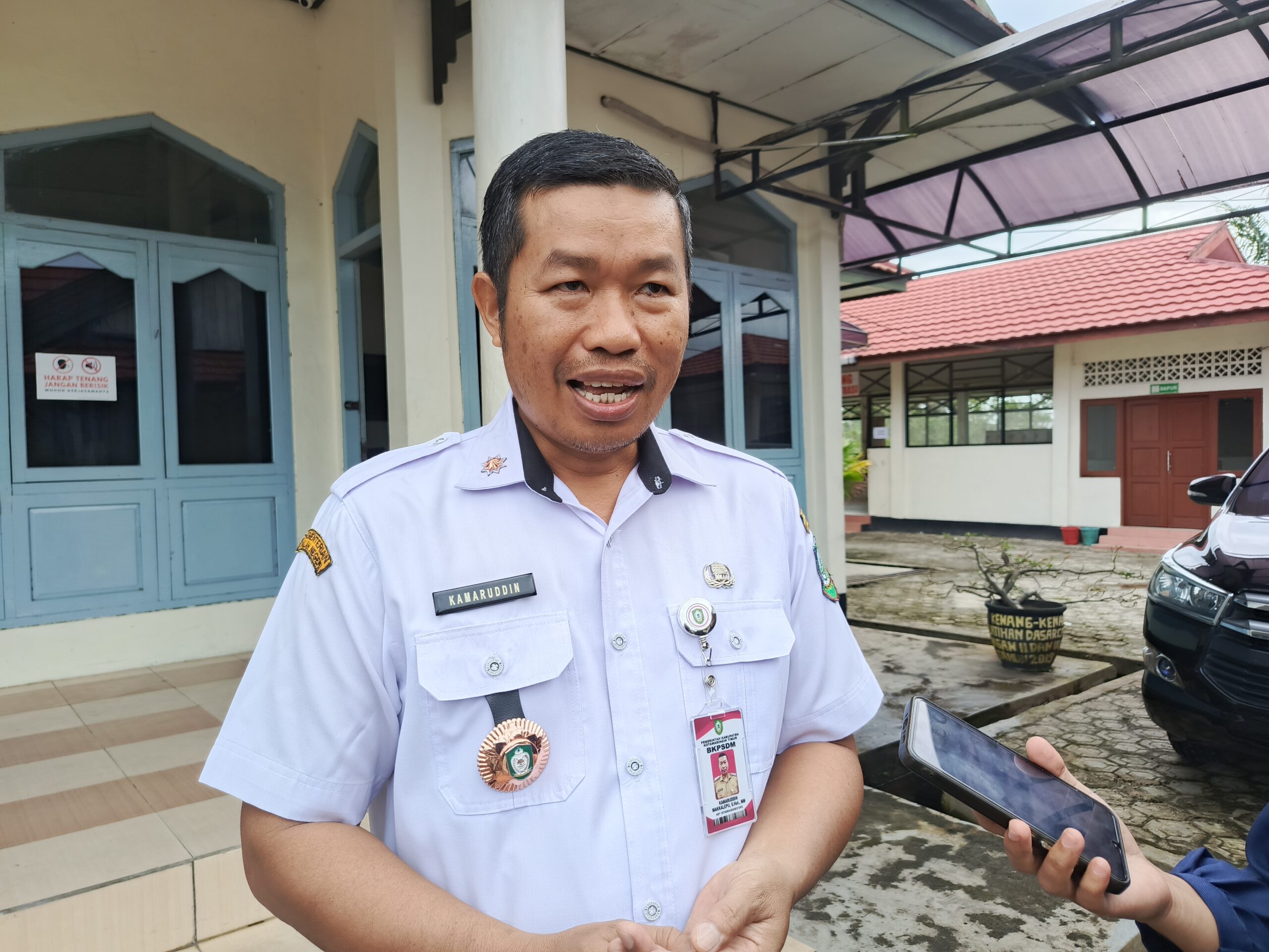 <p>Kepala BKPSDM Kotim, Kamaruddin Makkalepu saat diwawancarai, belum lama ini. (Dok: Apri)</p>