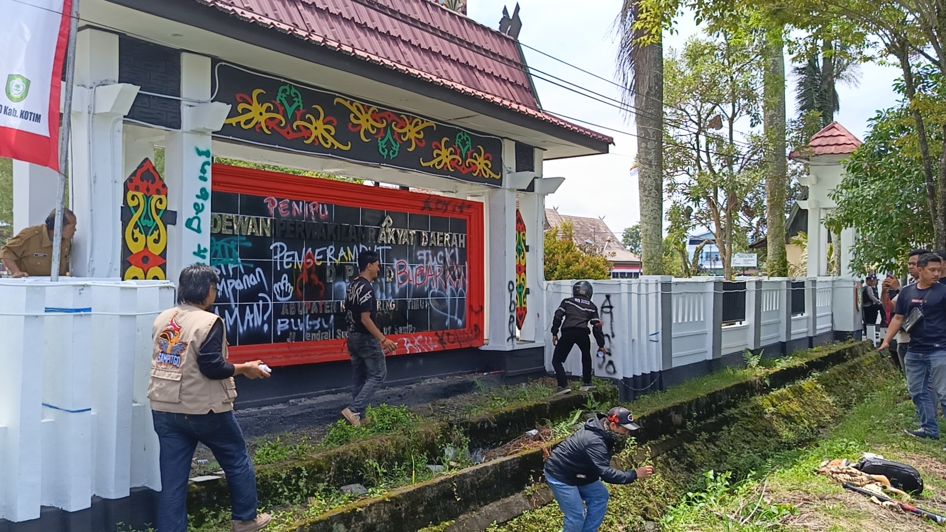 <p>Beberapa massa demontrasi Aliansi Kesatuan Rakyat Sipil saat melakukan coretan di tembok depan DPRD Kotim, Senin (1/9/2025). (Foto: Apri) </p>