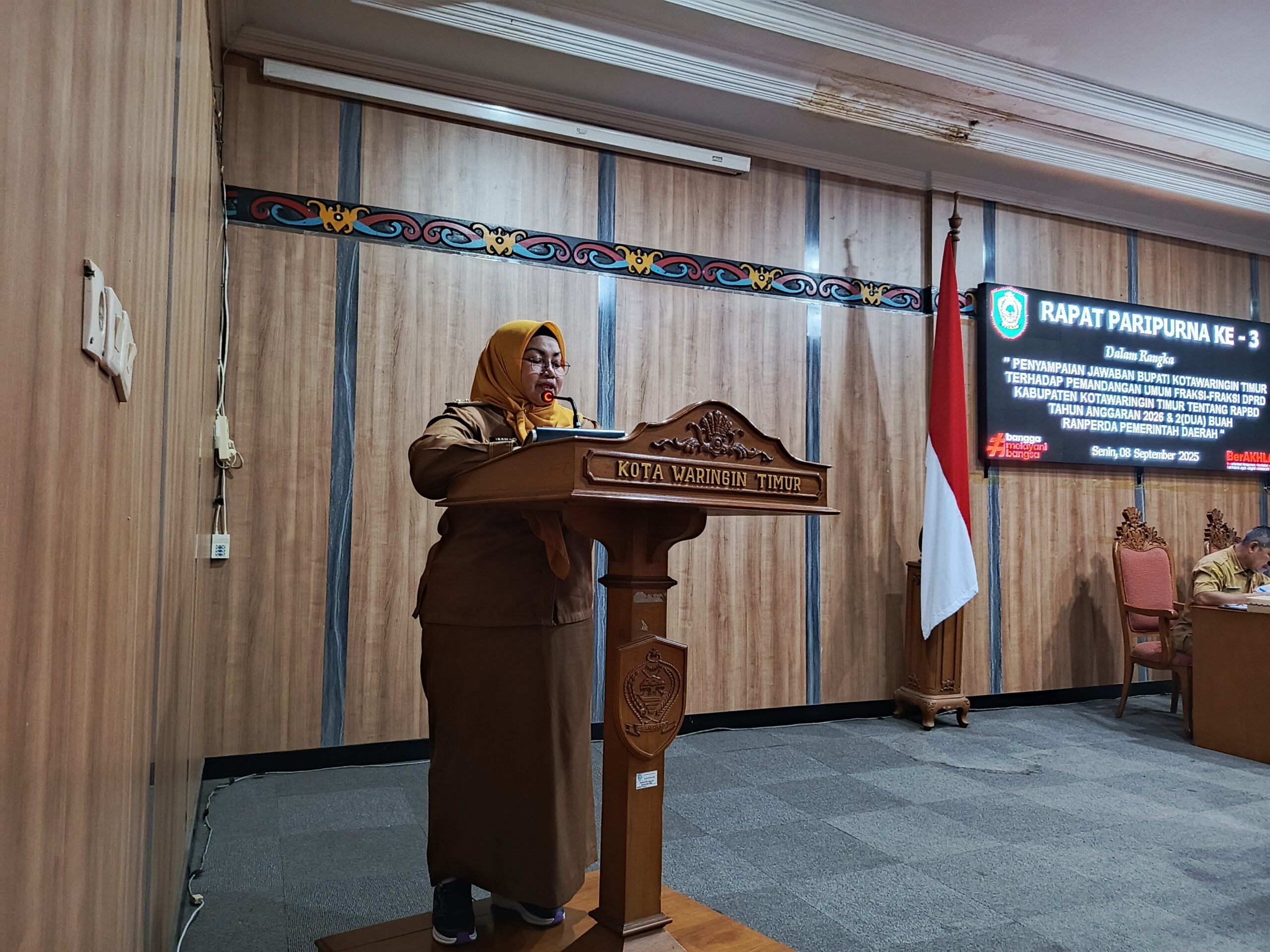 <p>Wakil Bupati Kotim, Irawati saat membacakan pidato Bupati Kltim, Halikinnor terkait tiga Raperda dalam rapat paripurna DPRD Kotim, Senin (8/9/2025). (Foto: Apri) </p>