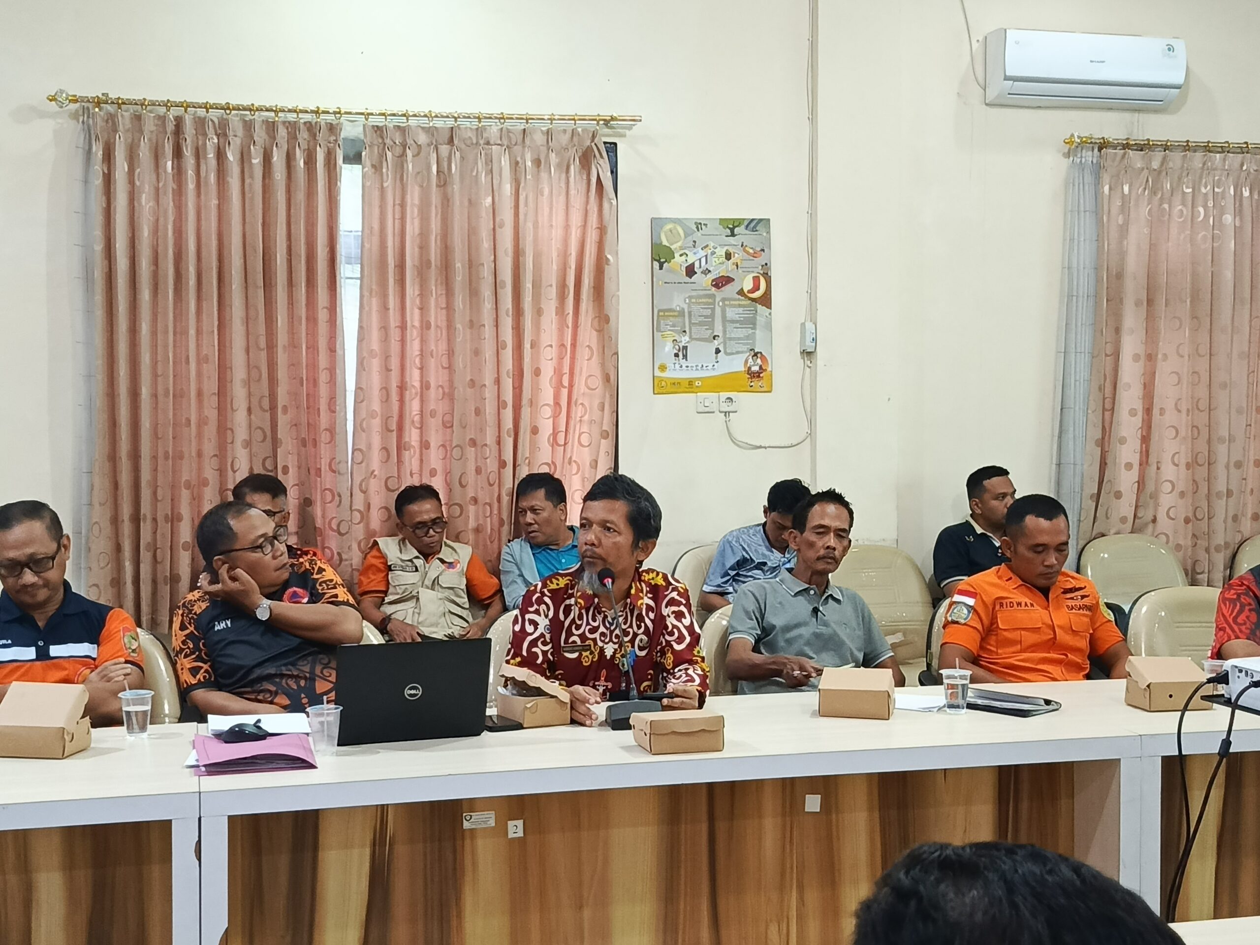 <p>Kepala Bidang Pencegahan dan Pengendalian Penyakit Dinkes Kotim, Nugroho Kuncoro Yudho saat mengikuti rapat koordinasi lintas sektor di Pusdalops BPBD Kotim, pada Jumat (12/9/2025). (Foto: Apri) </p>