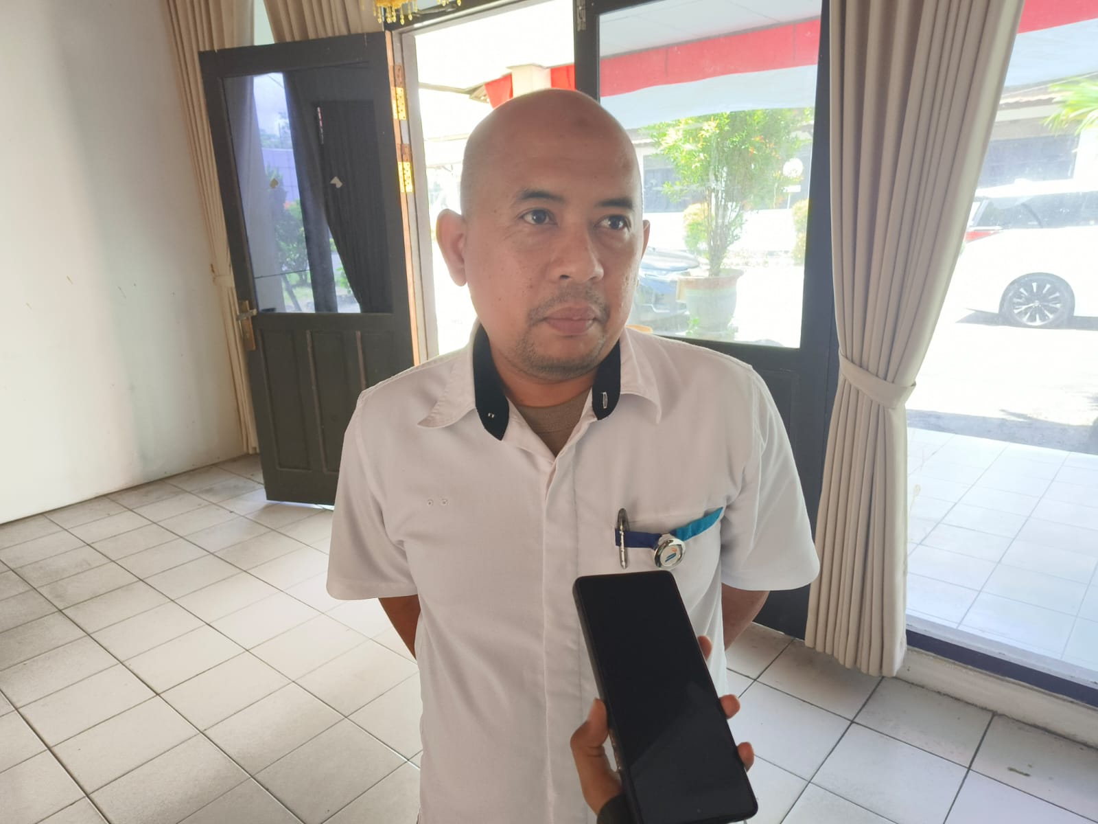 <p>Kepala Bulog Kotim, Muhammad Azwar Fuad saat diwawancarai, Rabu (2/9/2025). (Foto: Apri) </p>