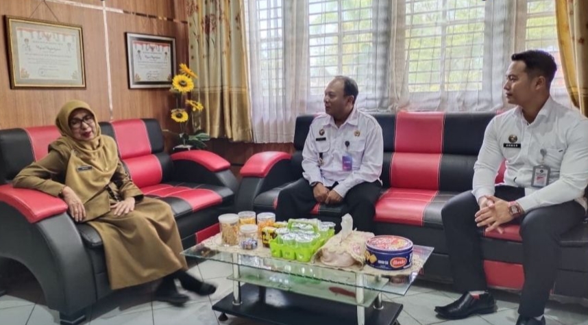 <p>Kalapas Sampit, Muhammad Yani bersama Kepala Distan-KP Kotim, Sepnita saat bertemu membahas kerjasama, Kamis (4/9/2025). (Foto: Ist) </p>
