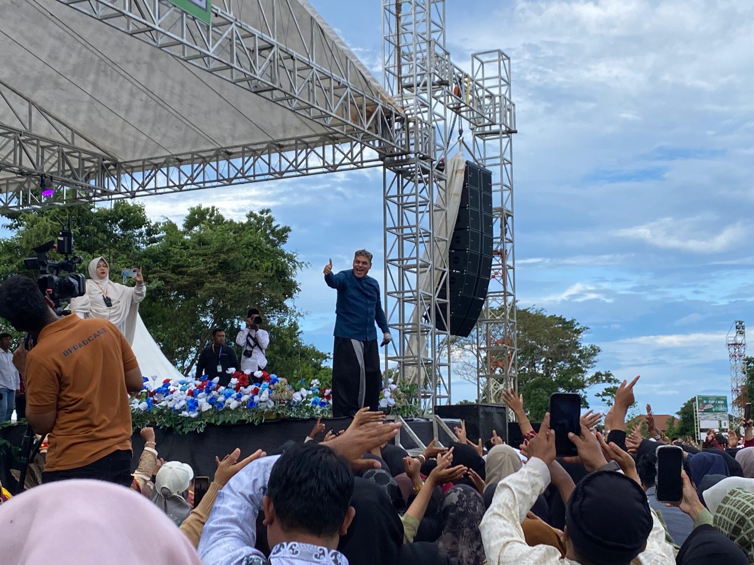 <p>Konser Haddad Alwi diserbu ribuan warga Kotim, di Stadion 29 November, pada Sabtu (6/9/2025). (Foto: Apri) </p>