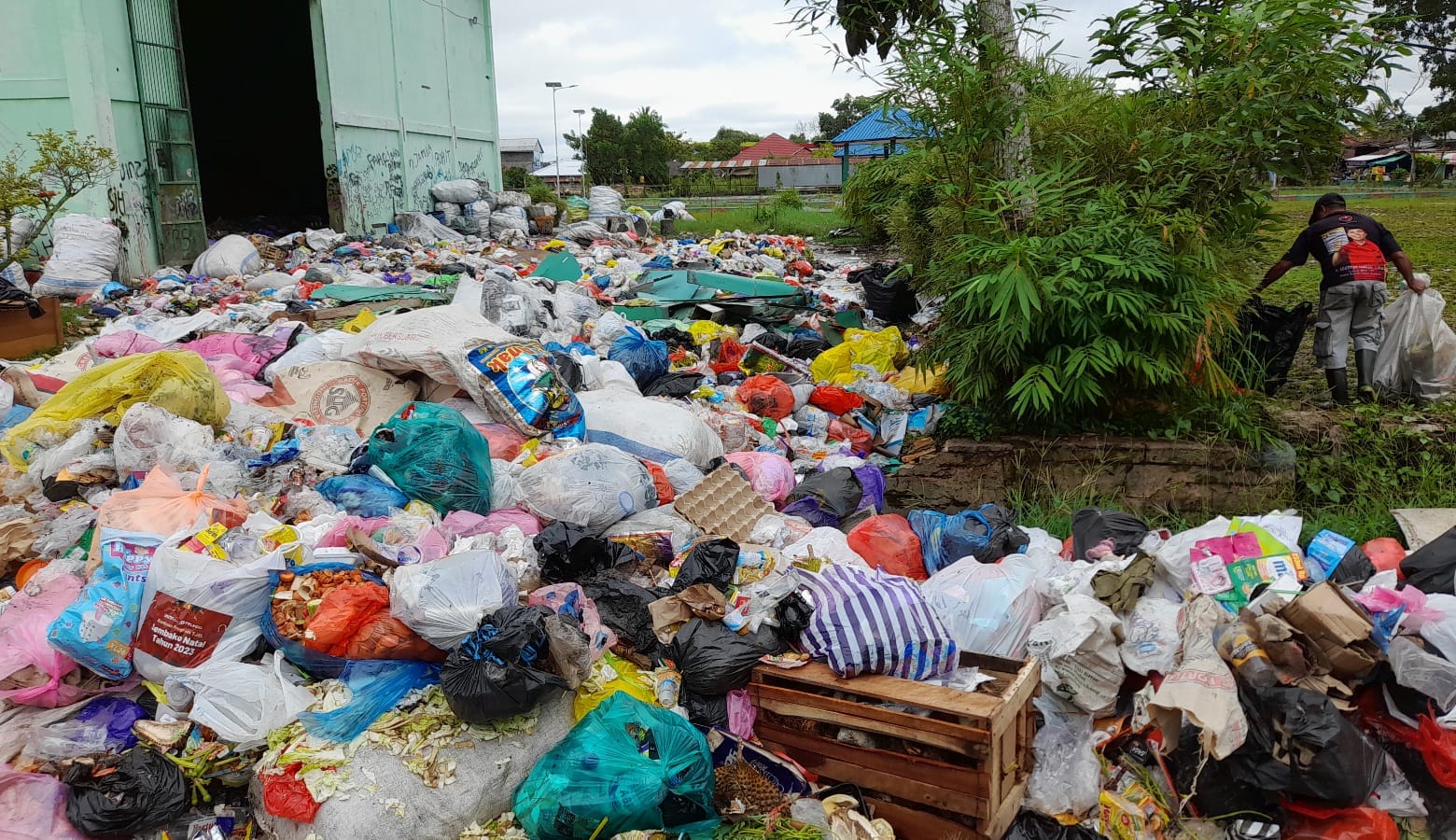 <p>Depo sampah samping SMPN 3 Sampit saat menumpuk, pada Januari 2024 lalu. (Dok: Apri)</p>