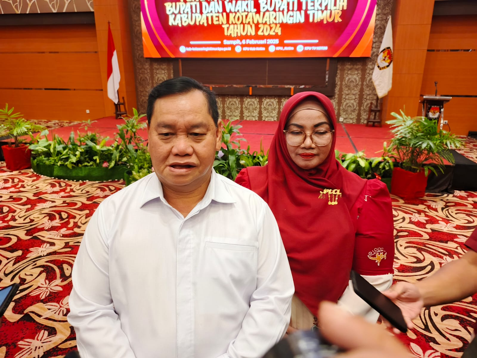 <p>Bupati Kotim, Halikinnor saat diwawancarai. (Dok: Apri) </p>