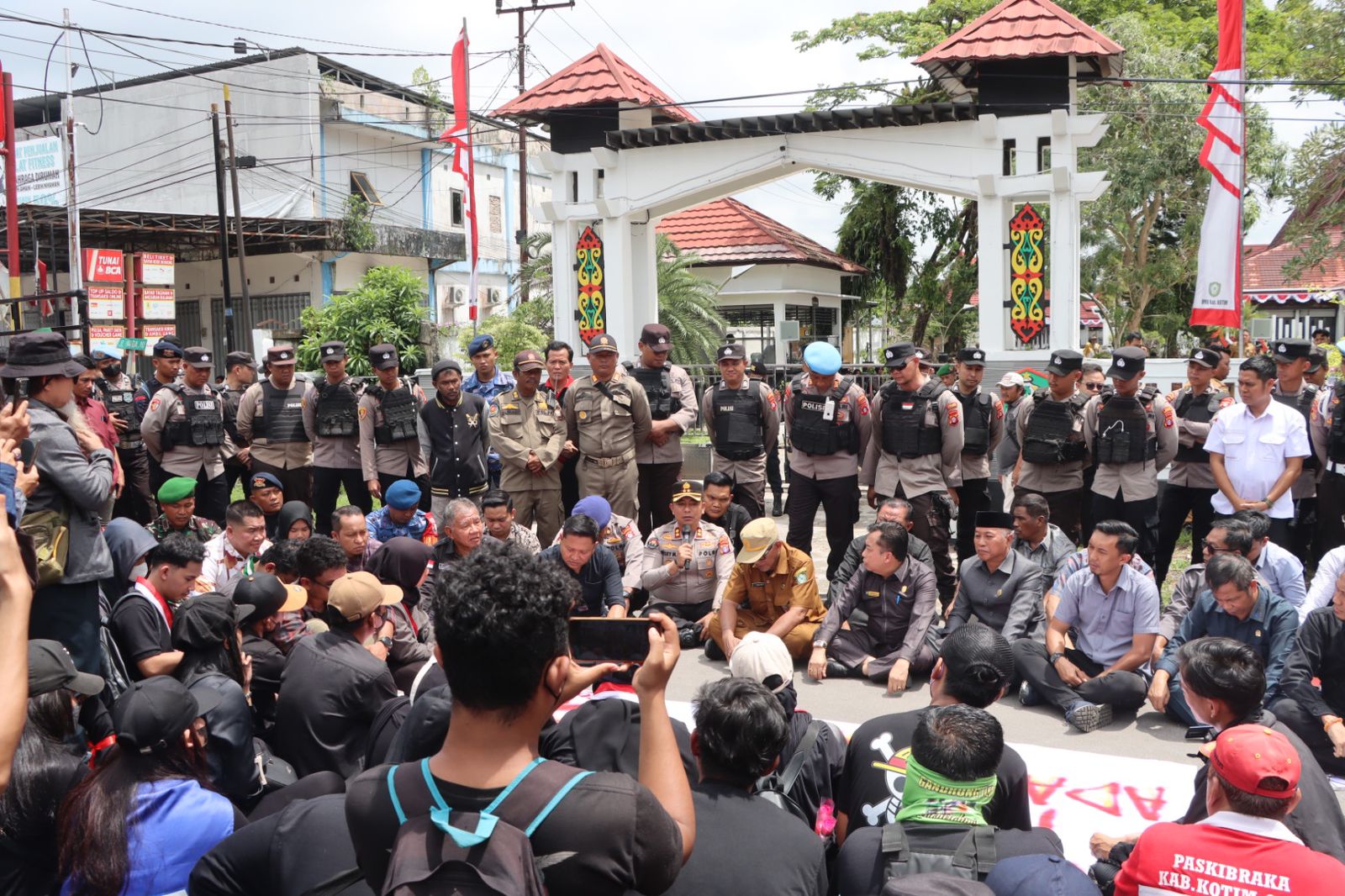 <p>Aksi demontrasi yang dilakukan di depan DPRD Kotim, Senin (1/9/2025). (Foto : Agus)</p>
