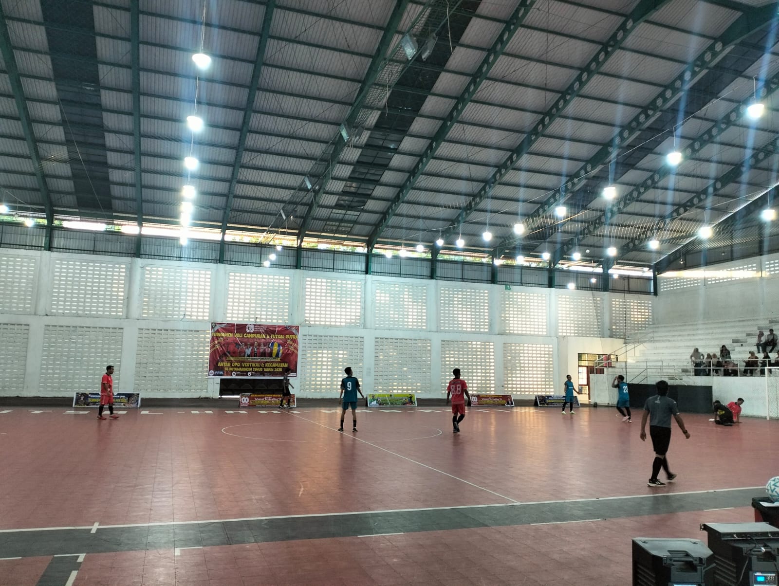<p>Turnamen futsal antar instansi yang digelar di Lapangan Futsal GOR Sampit, Kamis (11/9/2025). (Foto : Andri)</p>