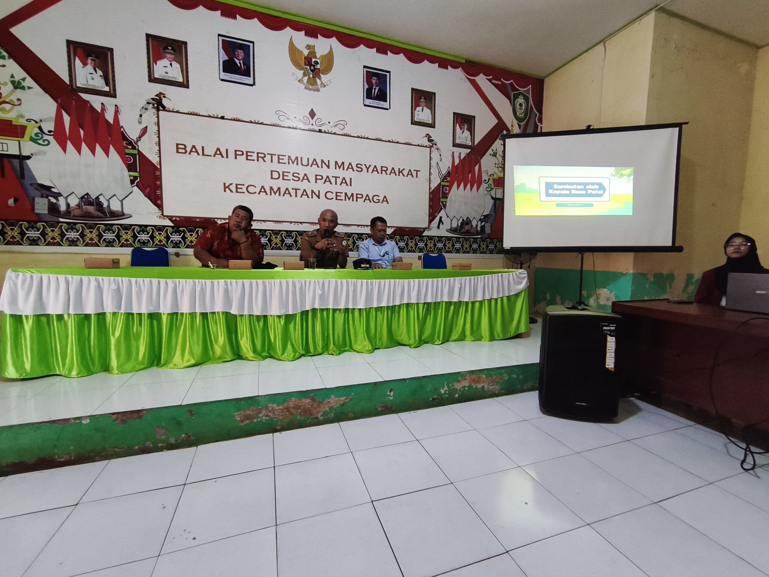 <p>Kades Patai Hendrik K (tengah) saat menggelar MMD di Balai Desa Patai pada Senin (15/9/2025). (Foto: Ist) </p>