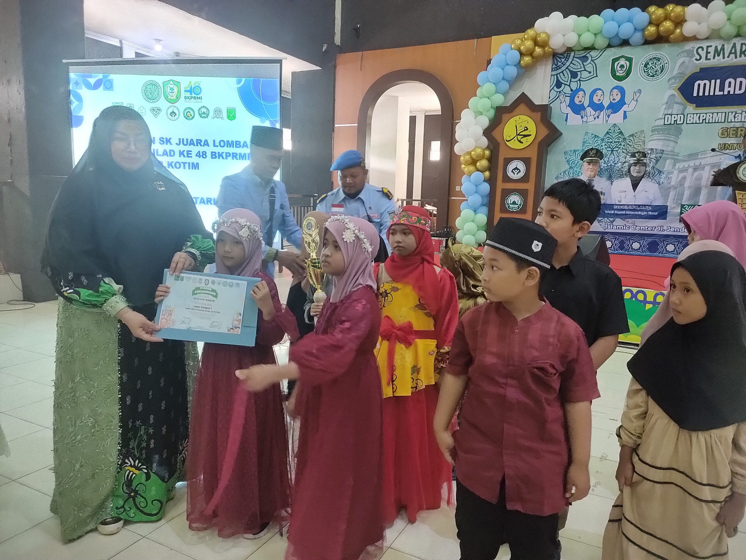 <p>Wakil Bupati Kotim Irawati menyerahkan piagam untuk pemenang lomba yang digelar dalam rangkaian Milad BKPRMI ke-48, Minggu (7/9/2025). (Foto : Andri)</p>