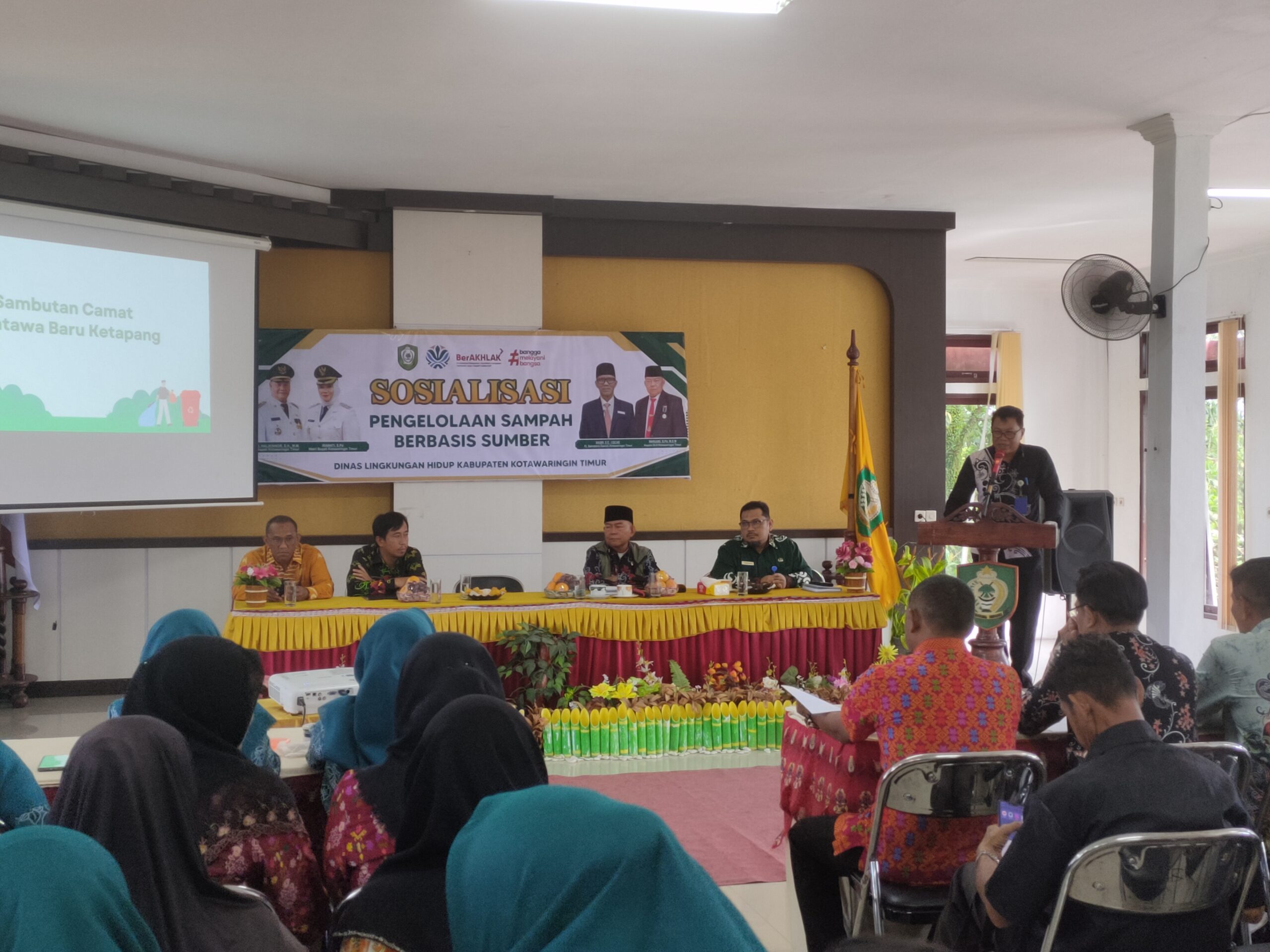<p>Camat MBK Irpansyah saat menyampaikan sambutan pada acara sosialisasi pengelola berbasis sumber, Kamis (11/9/2025). (Foto : Andri)</p>