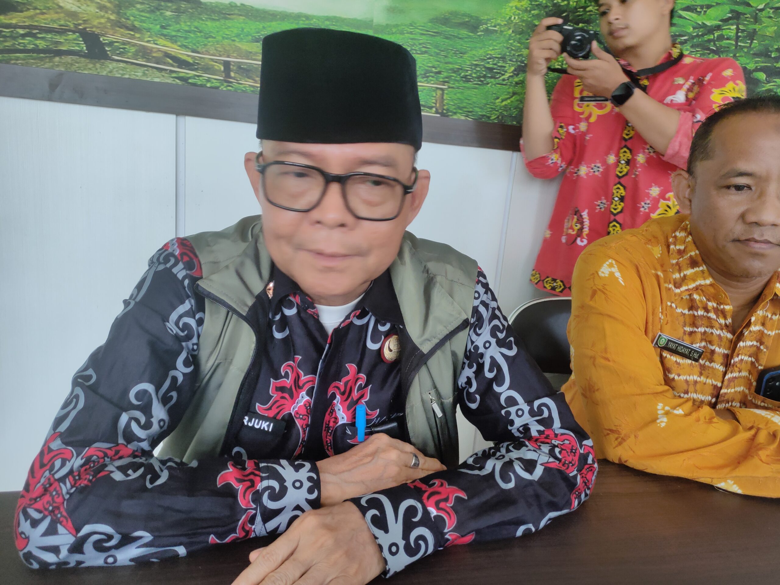 <p>Kepala DLH Kotim Marjuki didampingi Kabid Pengelolaan Sampah dan Limbah B3 DLH Kotim, Yayat Hidayat, Jumat (12/9/2025) lalu. (Foto : Andri)</p>