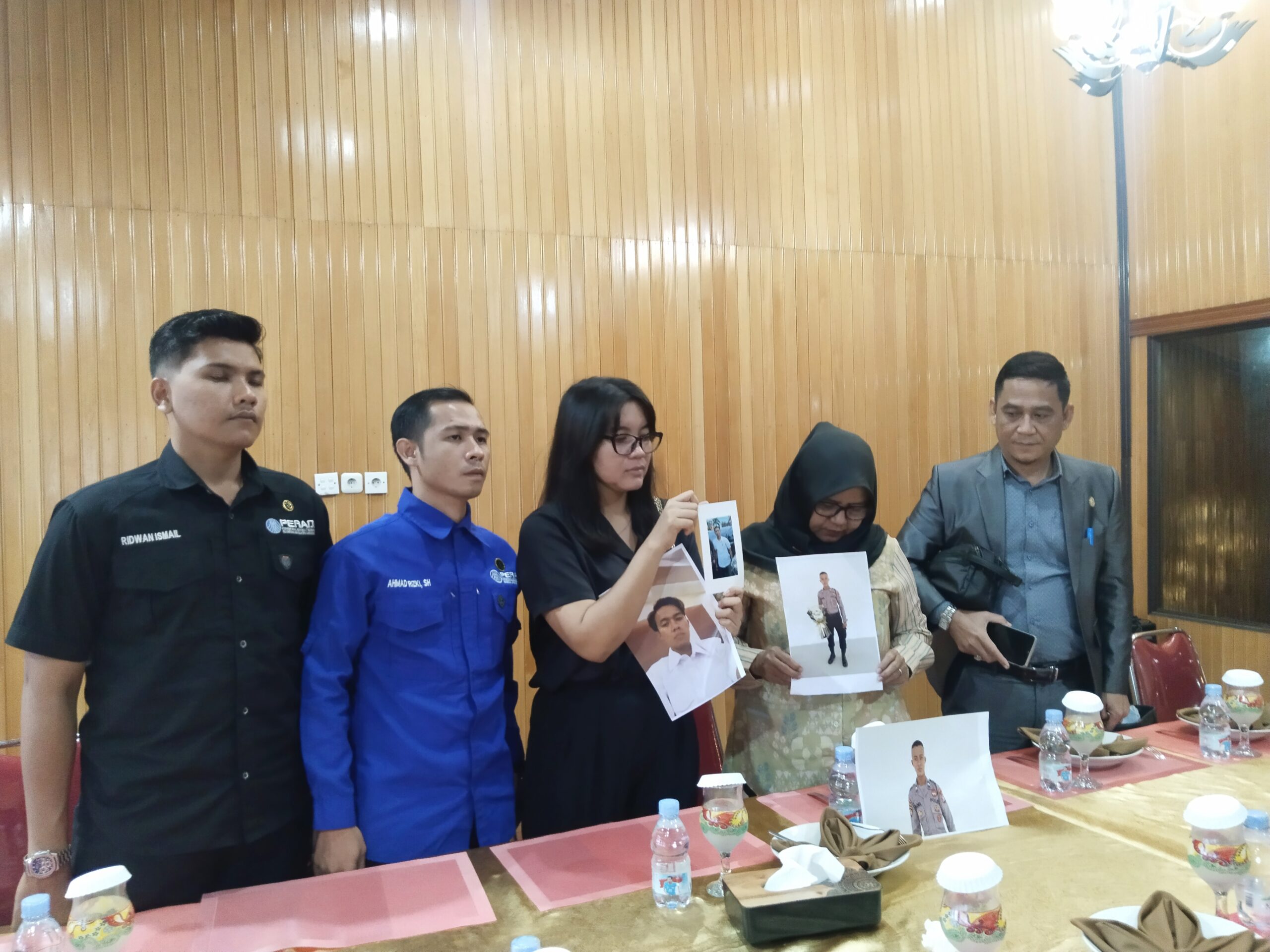 <p>Kuasa Hukum dari Keluarga Muhammad Fadel anggota Satintelkam Polres Kotim yang hilang sejak 20 Agustus 2025 lalu, saat konferensi pers dengan awak media pada Senin, (8/8/2025) lalu. (Foto: Agus) </p>