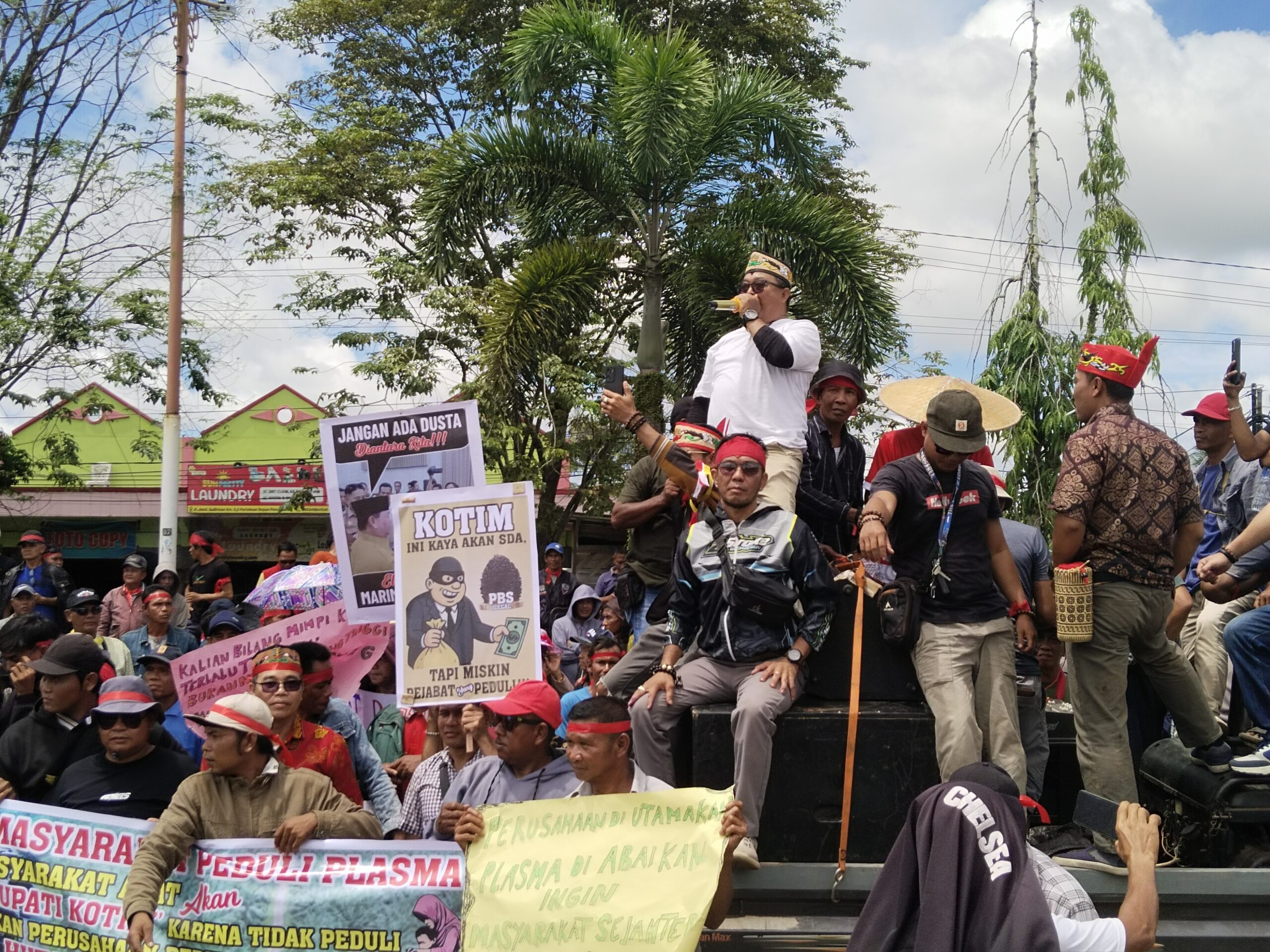 <p>Aliansi Masyarakat peduli plasma saat menggelar aksi didepan kantor Pemda Kotim pada Kamis (11/9/2025). (Foto: agus) </p>