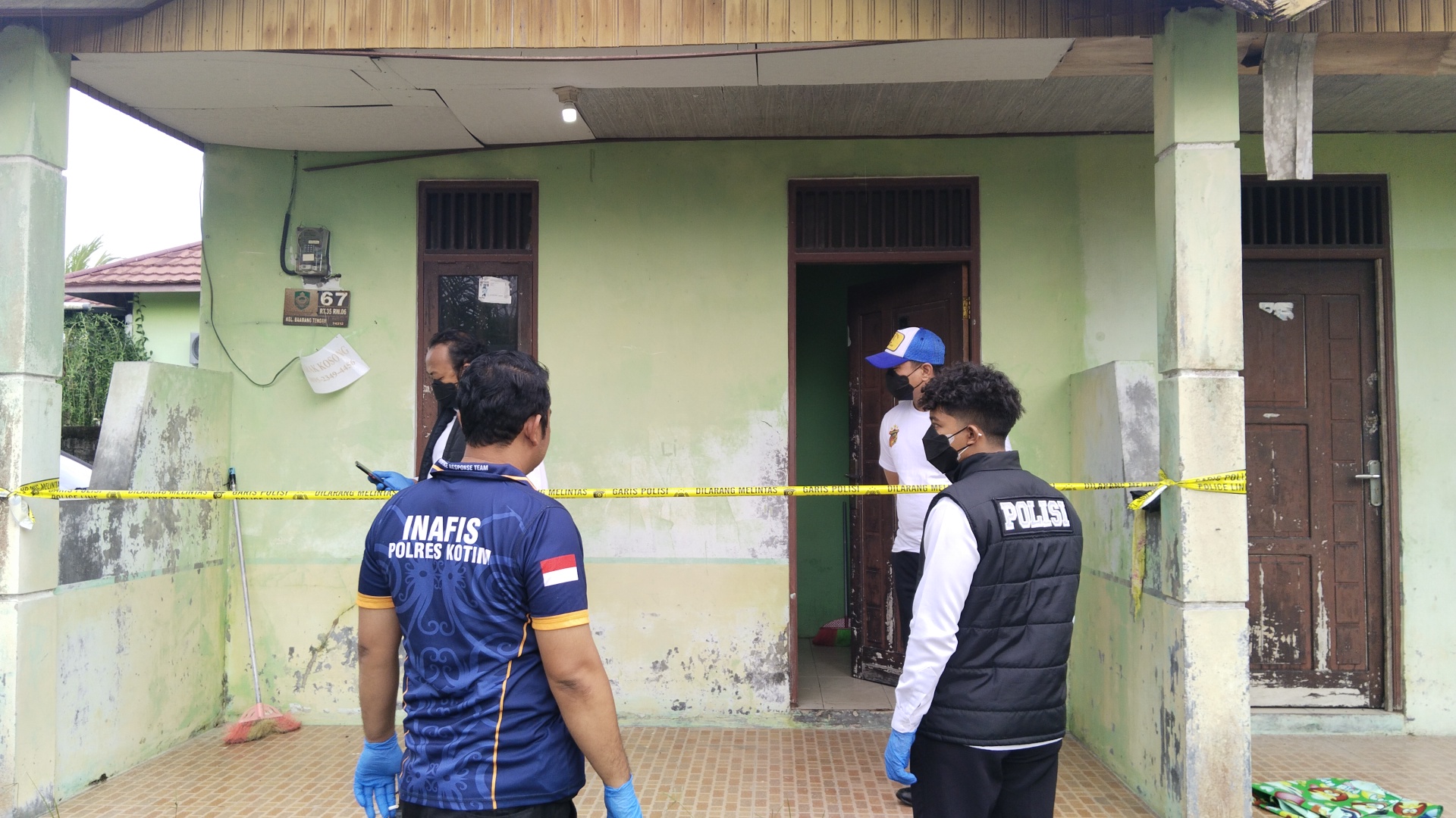<p>Petugas Inafis Polres Kotim saat memasang garis polisi di lokasi barak tempat pria asal Seruyan ditemukan tewas gantung diri pada Senin (29/9/2025) siang (Foto: Agus) </p>