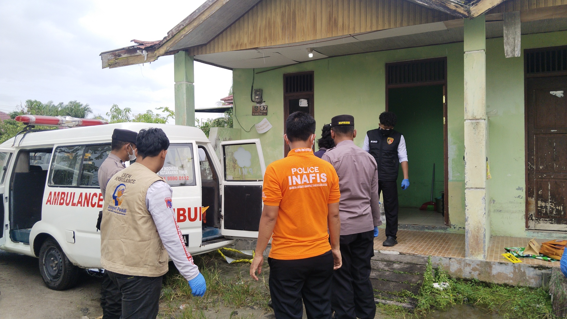 <p>Pihak kepolisian saat berada di lokasi penemuan jasad pria yang gantung diri pada Senin (29/9/2025) siang. (Foto: Agus) </p>