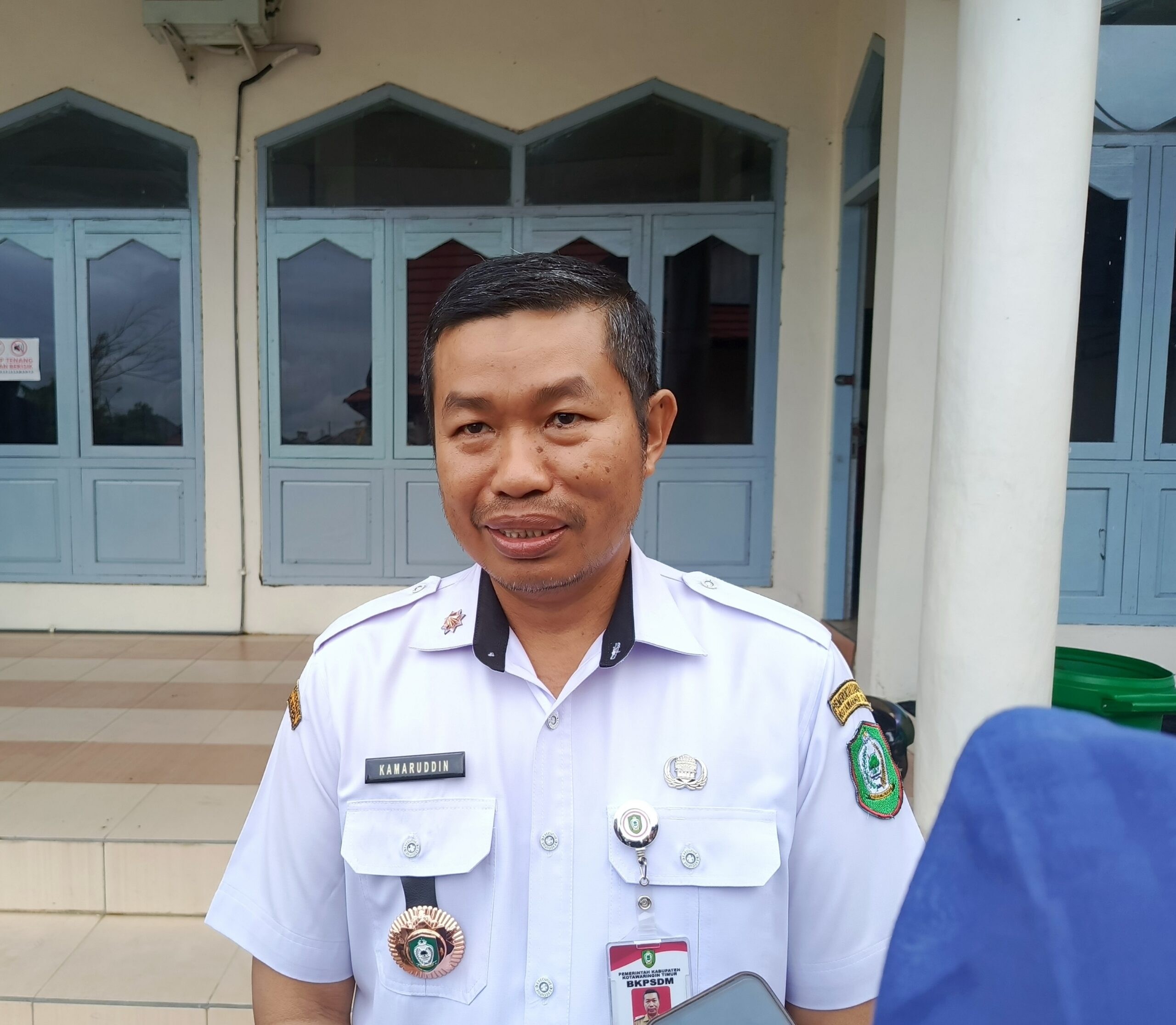 <p>Kepala BPSDM Kotim, Kamaruddin Makkalepu saat diwawancarai. (Foto: Apri) </p>
