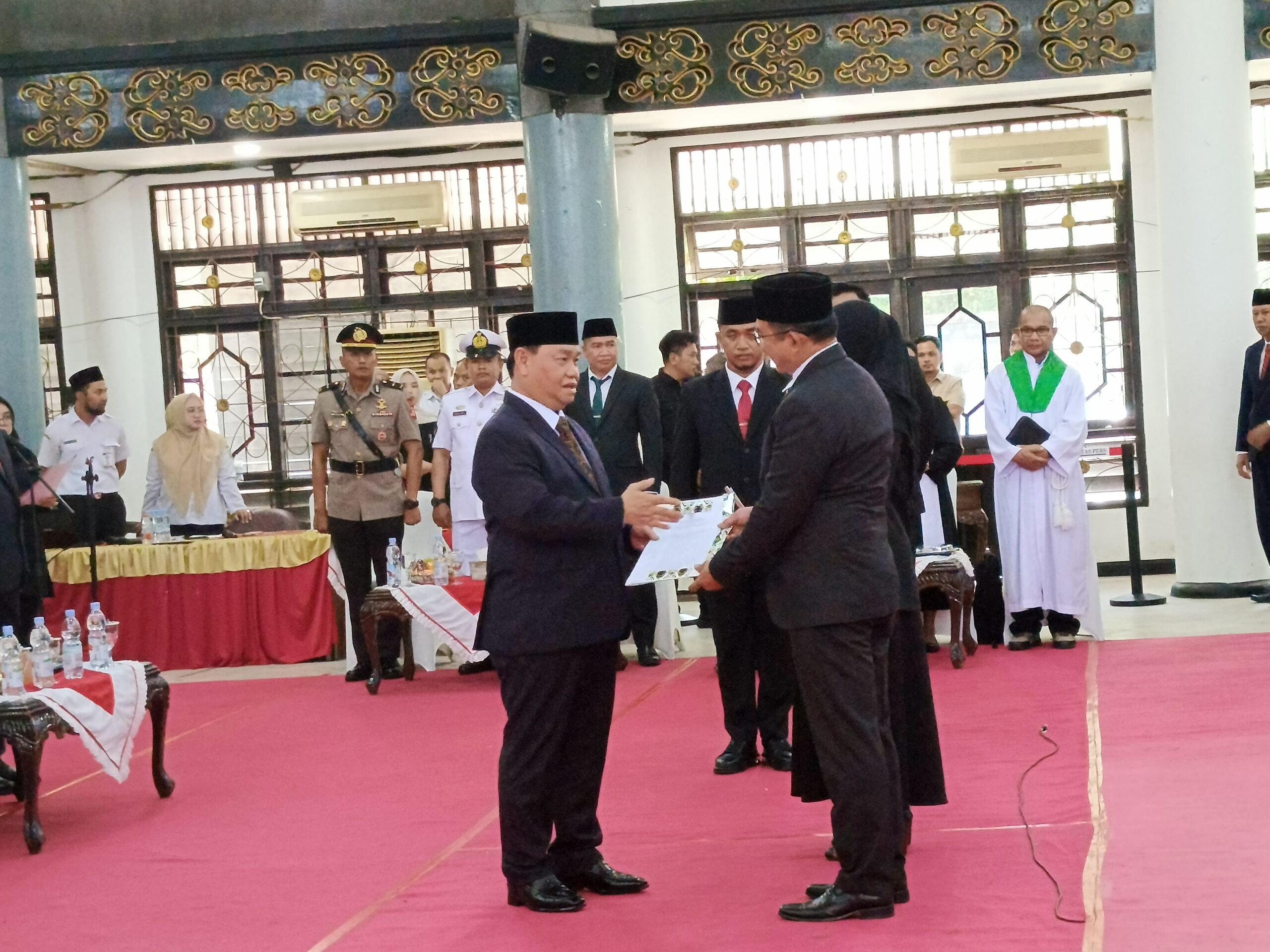 <p>Bupati Kotim, Halikinoor saat menyerahkan SK penetapan Ismanadi sebagai Direktur Perumdam periode 2025-2030, di Gedung Serbaguna Sampit, pada Rabu (8/10/2025). (Foto: Apri) </p>