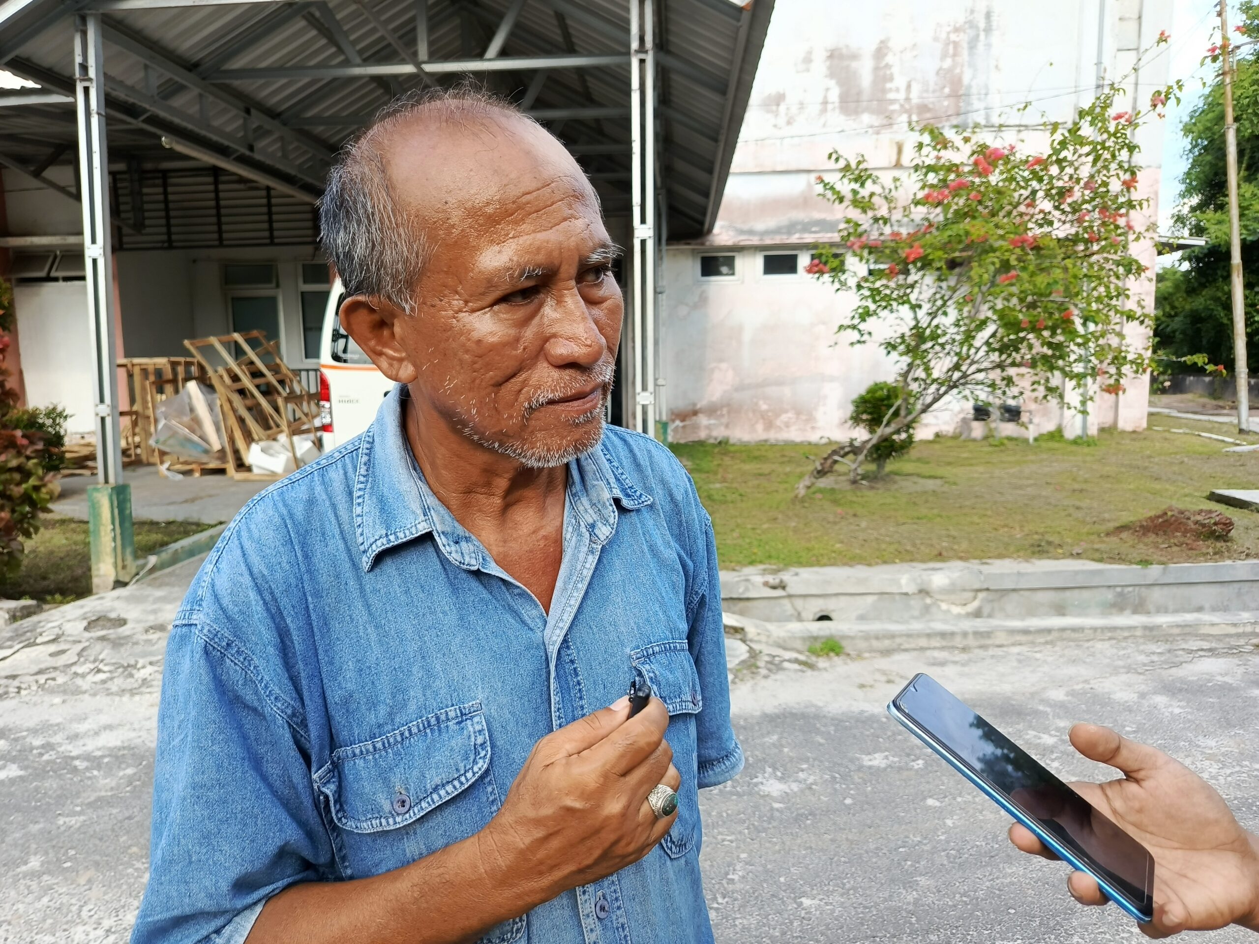 <p>Kapten Tugboat Datine 138, Ode saat diwawancarai, pada Jumat (10/10/2025) sore. (Foto: Apri) </p>