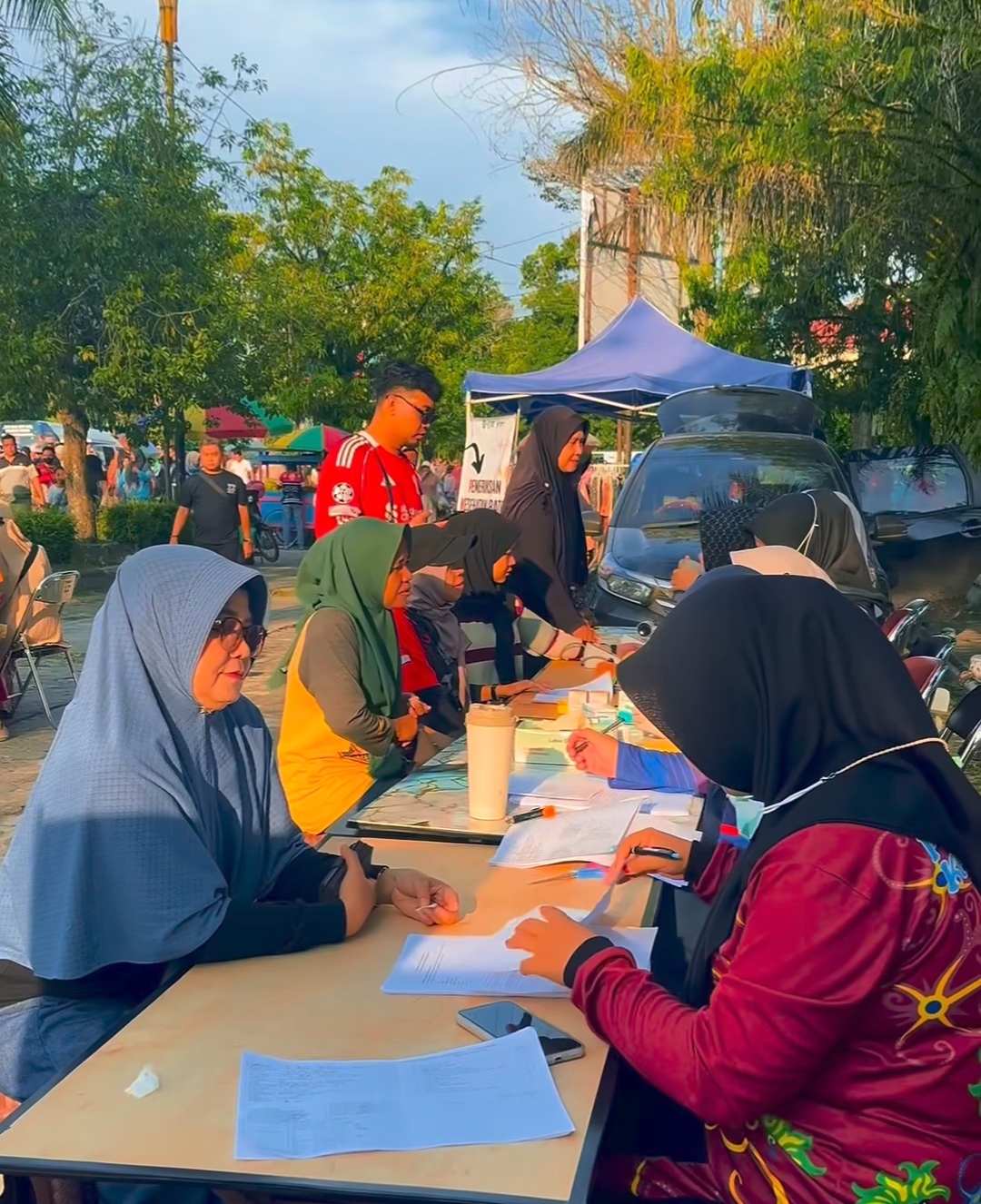 <p>Masyarakat saat antusias melakukan cek kesehatan gratis, di Taman Kota Sampit, Kabupaten Kotim, pada Minggu (12/10/2025). (Foto: Dinkes) </p>
